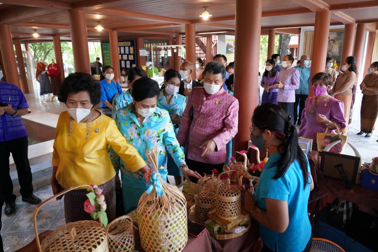 พช. ร่วม สภาสตรีแห่งชาติฯ จับมือ มรภ.กำแพงเพชร พัฒนานวัตกรรมทอผ้าด้วยใยจากต้นกล้วยไข่ สร้างอาชีพ ยกระดับคุณค่าภูมิปัญญา ชูบูรณาการ “สืบสาน อนุรักษ์ศิลป์ผ้าถิ่นไทย ดำรงไว้ในแผ่นดิน”