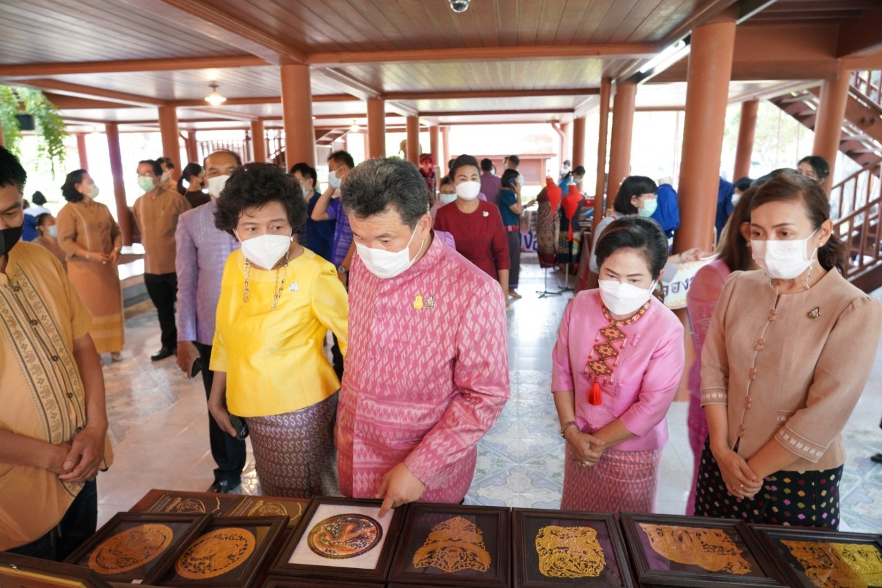 พช. ร่วม สภาสตรีแห่งชาติฯ จับมือ มรภ.กำแพงเพชร พัฒนานวัตกรรมทอผ้าด้วยใยจากต้นกล้วยไข่ สร้างอาชีพ ยกระดับคุณค่าภูมิปัญญา ชูบูรณาการ “สืบสาน อนุรักษ์ศิลป์ผ้าถิ่นไทย ดำรงไว้ในแผ่นดิน”