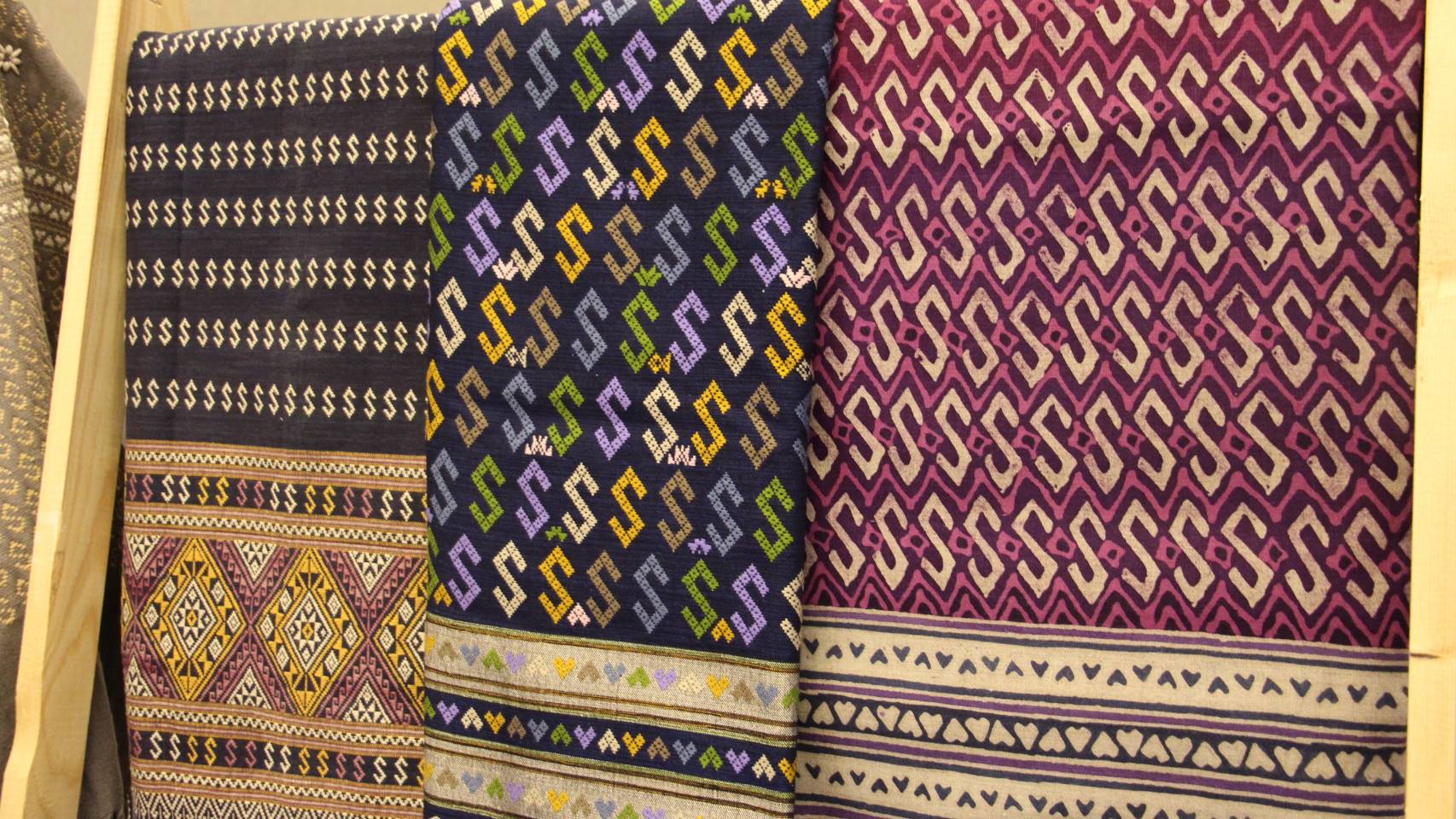 พช.เปิดเวทีเฟ้นหาผ้าถิ่นล้านนา ลายพระราชทาน “ผ้าลายขอเจ้าฟ้าสิริวัณณวรีฯ” กระแสดี ทั่วภาคเหนือร่วมส่งผลงานเข้าประชันกว่า 400 ผืน