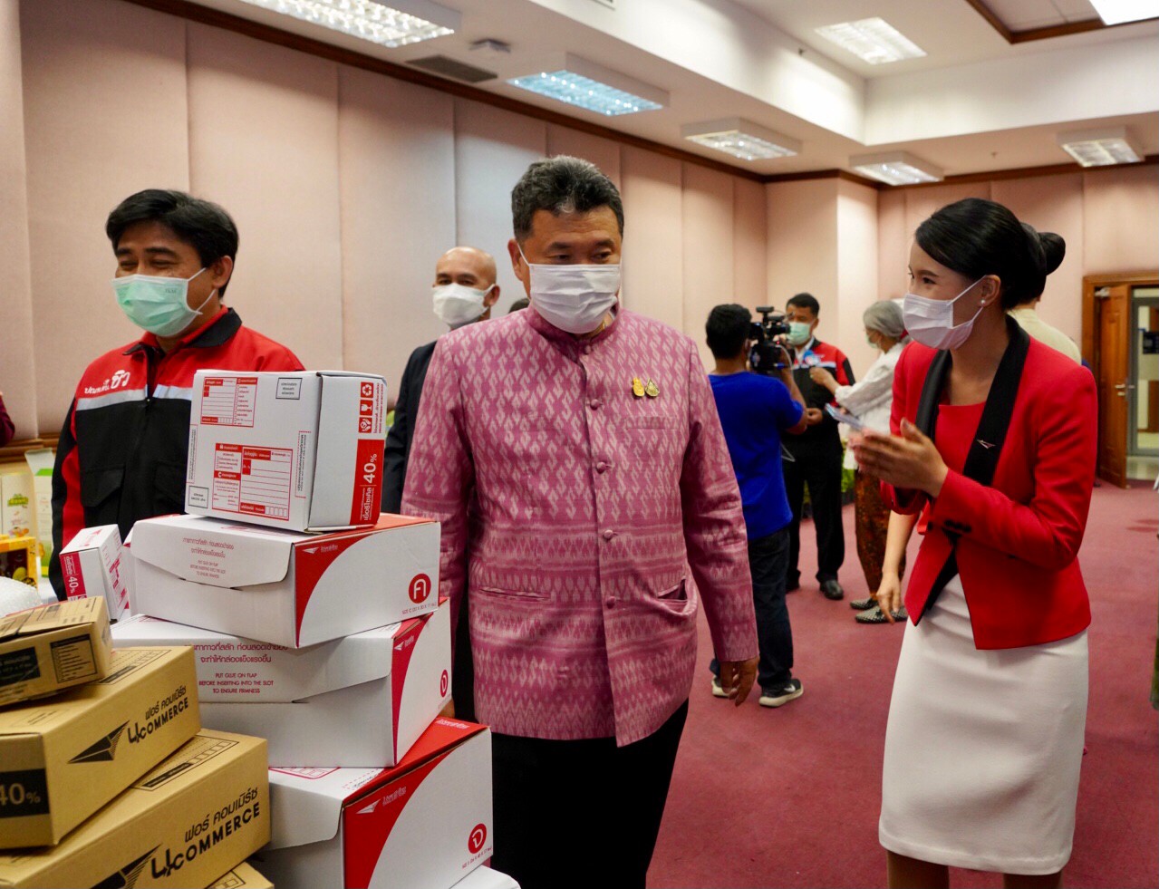 เสริมแกร่งเศรษฐกิจฐานรากมั่นคง “อธิบดี พช.” ขานรับนโยบาย Digital Economy ของรัฐบาลบุกตลาดค้าขายออนไลน์ยุค NEW NORMALจับมือไปรษณีย์ไทย ลดค่าขนส่งพิเศษช่วยผลิตภัณฑ์โอทอปมากกว่า 2 แสนรายการ หนุนชุมชนท้องถิ่นนับล้านคนเชื่อมขนส่งสินค้า OTOP ก้าวไกลทั่วไทย พร้อมต่อยอดความสำเร็จสู่เศรษฐกิจพอเพียง “โคก หนอง นา” อย่างมั่นคงยั่งยืน