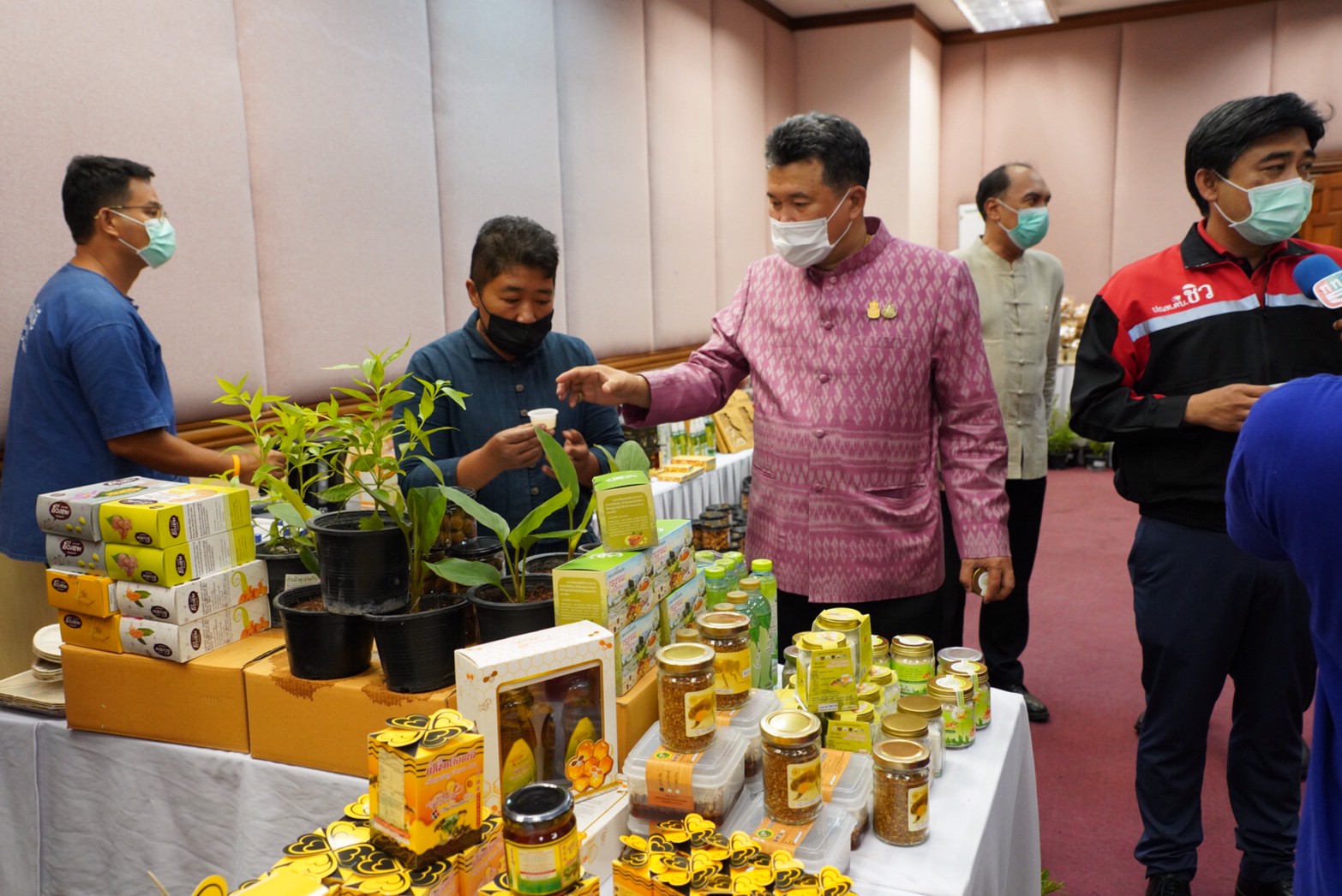 เสริมแกร่งเศรษฐกิจฐานรากมั่นคง “อธิบดี พช.” ขานรับนโยบาย Digital Economy ของรัฐบาลบุกตลาดค้าขายออนไลน์ยุค NEW NORMALจับมือไปรษณีย์ไทย ลดค่าขนส่งพิเศษช่วยผลิตภัณฑ์โอทอปมากกว่า 2 แสนรายการ หนุนชุมชนท้องถิ่นนับล้านคนเชื่อมขนส่งสินค้า OTOP ก้าวไกลทั่วไทย พร้อมต่อยอดความสำเร็จสู่เศรษฐกิจพอเพียง “โคก หนอง นา” อย่างมั่นคงยั่งยืน