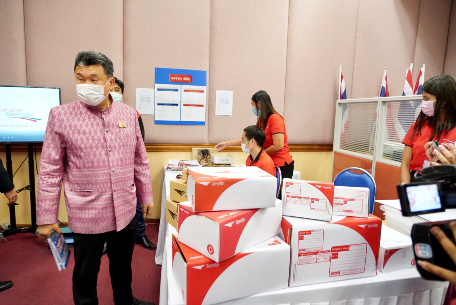 เสริมแกร่งเศรษฐกิจฐานรากมั่นคง “อธิบดี พช.” ขานรับนโยบาย Digital Economy ของรัฐบาลบุกตลาดค้าขายออนไลน์ยุค NEW NORMALจับมือไปรษณีย์ไทย ลดค่าขนส่งพิเศษช่วยผลิตภัณฑ์โอทอปมากกว่า 2 แสนรายการ หนุนชุมชนท้องถิ่นนับล้านคนเชื่อมขนส่งสินค้า OTOP ก้าวไกลทั่วไทย พร้อมต่อยอดความสำเร็จสู่เศรษฐกิจพอเพียง “โคก หนอง นา” อย่างมั่นคงยั่งยืน