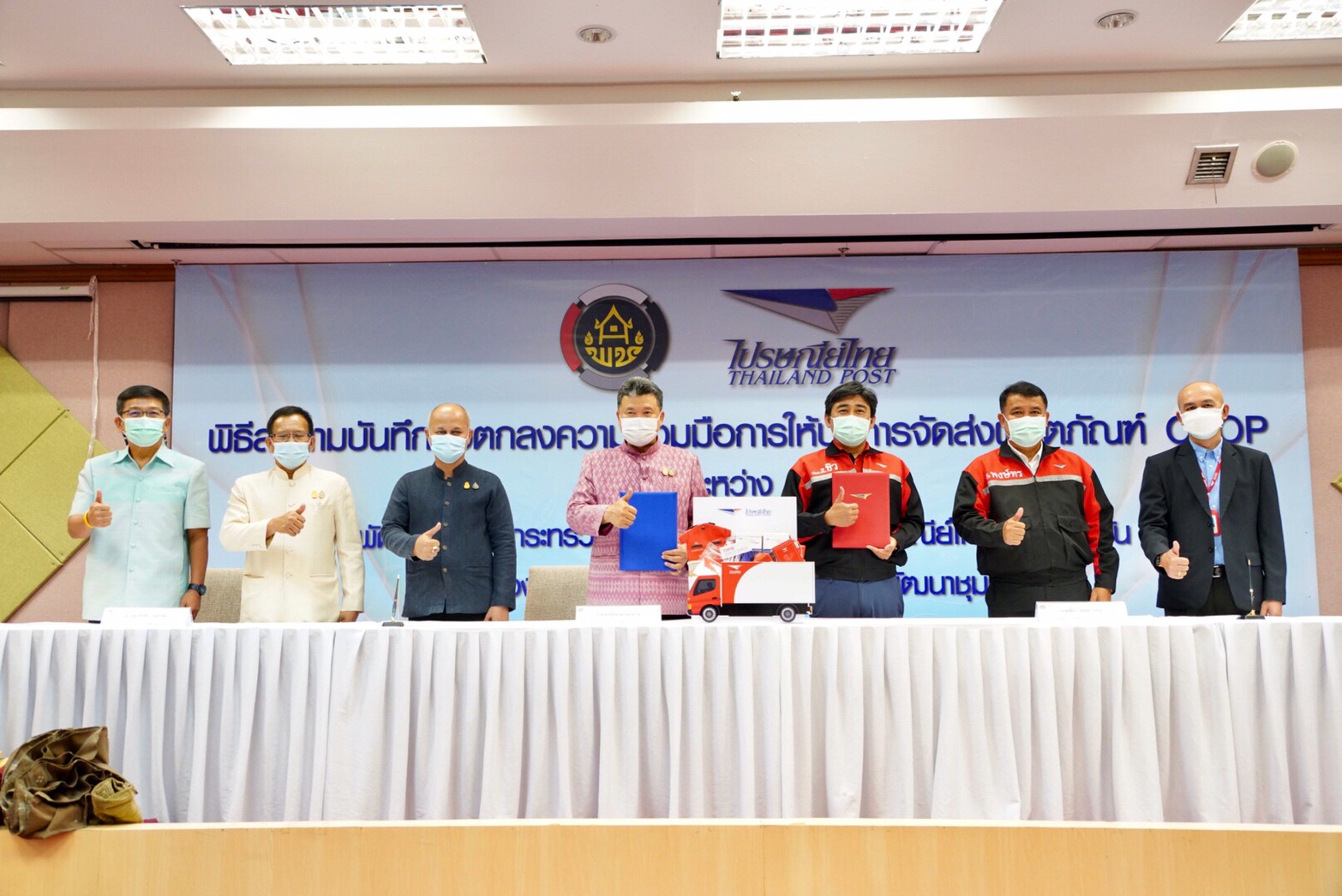 เสริมแกร่งเศรษฐกิจฐานรากมั่นคง “อธิบดี พช.” ขานรับนโยบาย Digital Economy ของรัฐบาลบุกตลาดค้าขายออนไลน์ยุค NEW NORMALจับมือไปรษณีย์ไทย ลดค่าขนส่งพิเศษช่วยผลิตภัณฑ์โอทอปมากกว่า 2 แสนรายการ หนุนชุมชนท้องถิ่นนับล้านคนเชื่อมขนส่งสินค้า OTOP ก้าวไกลทั่วไทย พร้อมต่อยอดความสำเร็จสู่เศรษฐกิจพอเพียง “โคก หนอง นา” อย่างมั่นคงยั่งยืน