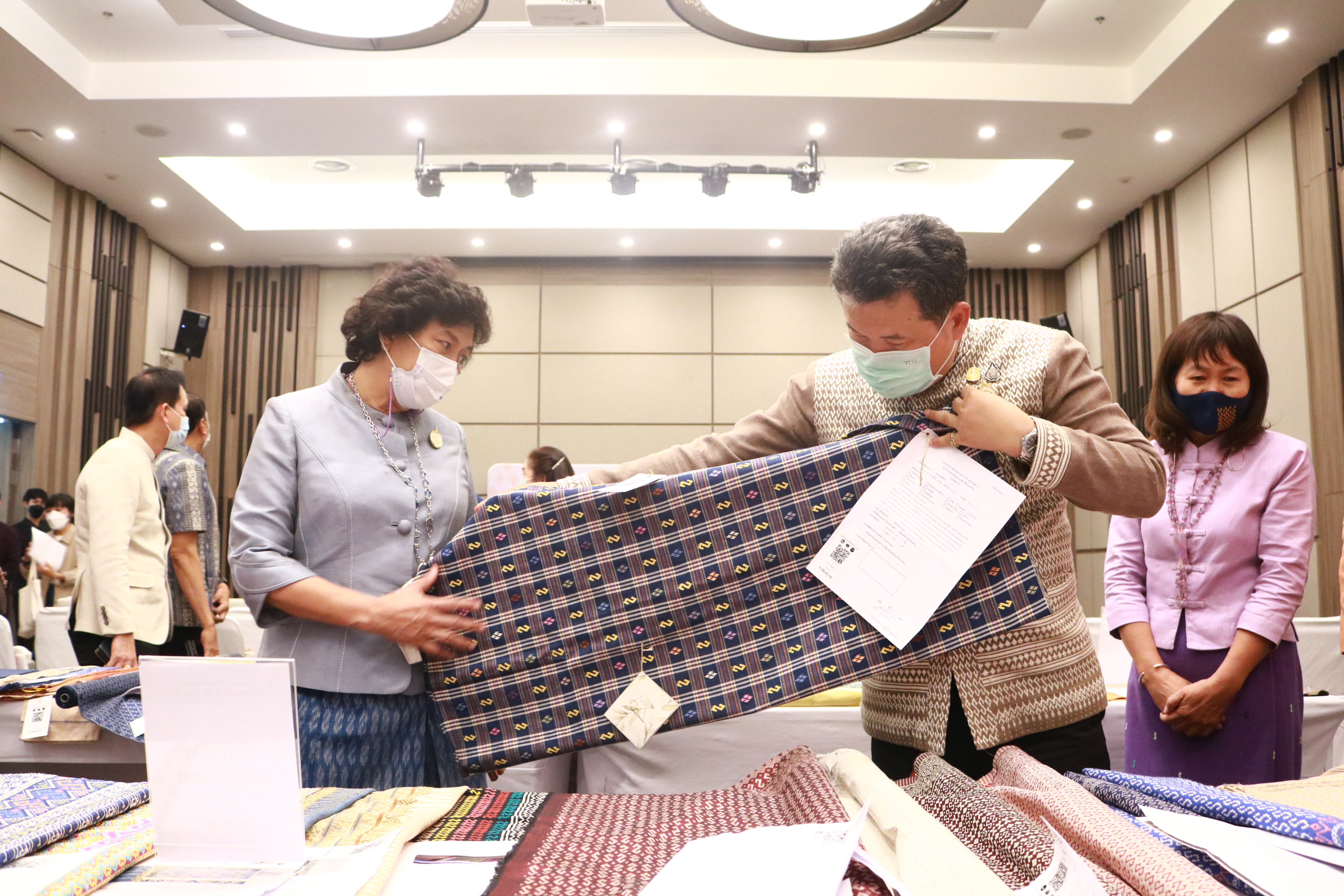 พช.เปิดเวทีเฟ้นหาผ้าถิ่นล้านนา ลายพระราชทาน “ผ้าลายขอเจ้าฟ้าสิริวัณณวรีฯ” กระแสดี ทั่วภาคเหนือร่วมส่งผลงานเข้าประชันกว่า 400 ผืน