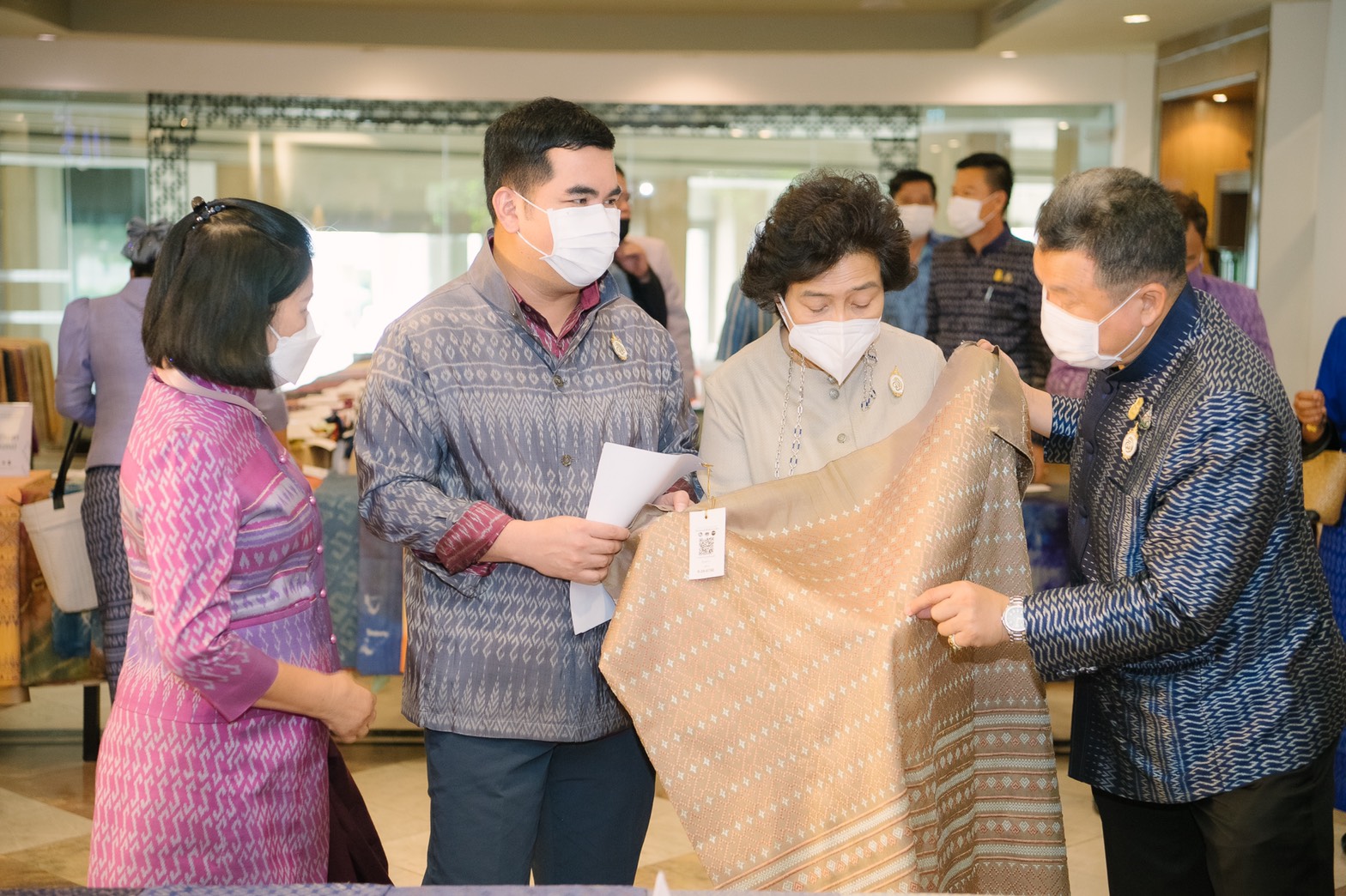 คนผ้าทั่วภาคอีสานประกวด “ผ้ามัดหมี่ลายขอเจ้าฟ้าสิริวัณณวรีฯ” พช.น้อมรับพระราชดำริสมเด็จพระเจ้าลูกเธอฯทรงมุ่งมั่นอนุรักษ์ศิลปหัตถกรรมพื้นบ้านและภูมิปัญญาไทย พร้อมคัดเลือก 75 ผ้าพื้นถิ่นที่ดีที่สุดจาก 4 ภูมิภาค มุ่งรักษามรดกงานศิลป์ล้ำค่าของแผ่นดินไทย