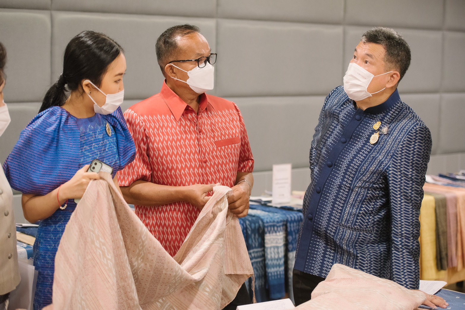 คนผ้าทั่วภาคอีสานประกวด “ผ้ามัดหมี่ลายขอเจ้าฟ้าสิริวัณณวรีฯ” พช.น้อมรับพระราชดำริสมเด็จพระเจ้าลูกเธอฯทรงมุ่งมั่นอนุรักษ์ศิลปหัตถกรรมพื้นบ้านและภูมิปัญญาไทย พร้อมคัดเลือก 75 ผ้าพื้นถิ่นที่ดีที่สุดจาก 4 ภูมิภาค มุ่งรักษามรดกงานศิลป์ล้ำค่าของแผ่นดินไทย