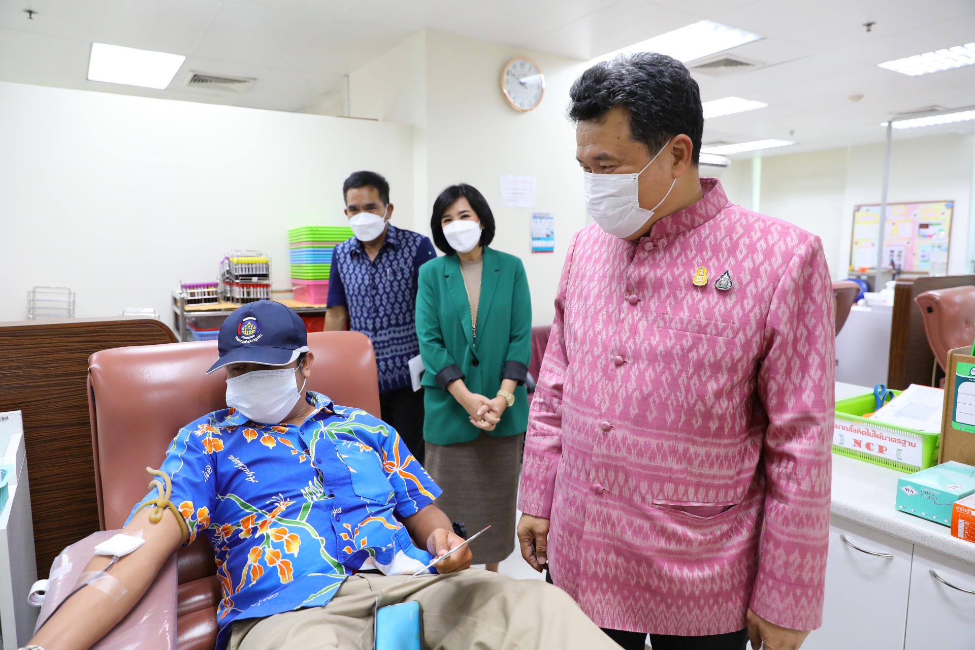 อธิบดี พช. นำข้าราชการส่วนกลาง ส่วนภูมิภาคและภาคีเครือข่าย บริจาคโลหิตให้สภากาชาดไทย เพื่อถวายเป็นพระราชกุศลเนื่องในโอกาสวันเฉลิมพระชนมพรรษา สมเด็จพระนางเจ้าสุทิดา พัชรสุธาพิมลลักษณ พระบรมราชินี และบรรเทาวิกฤติขาดเลือดช่วงโควิด-19