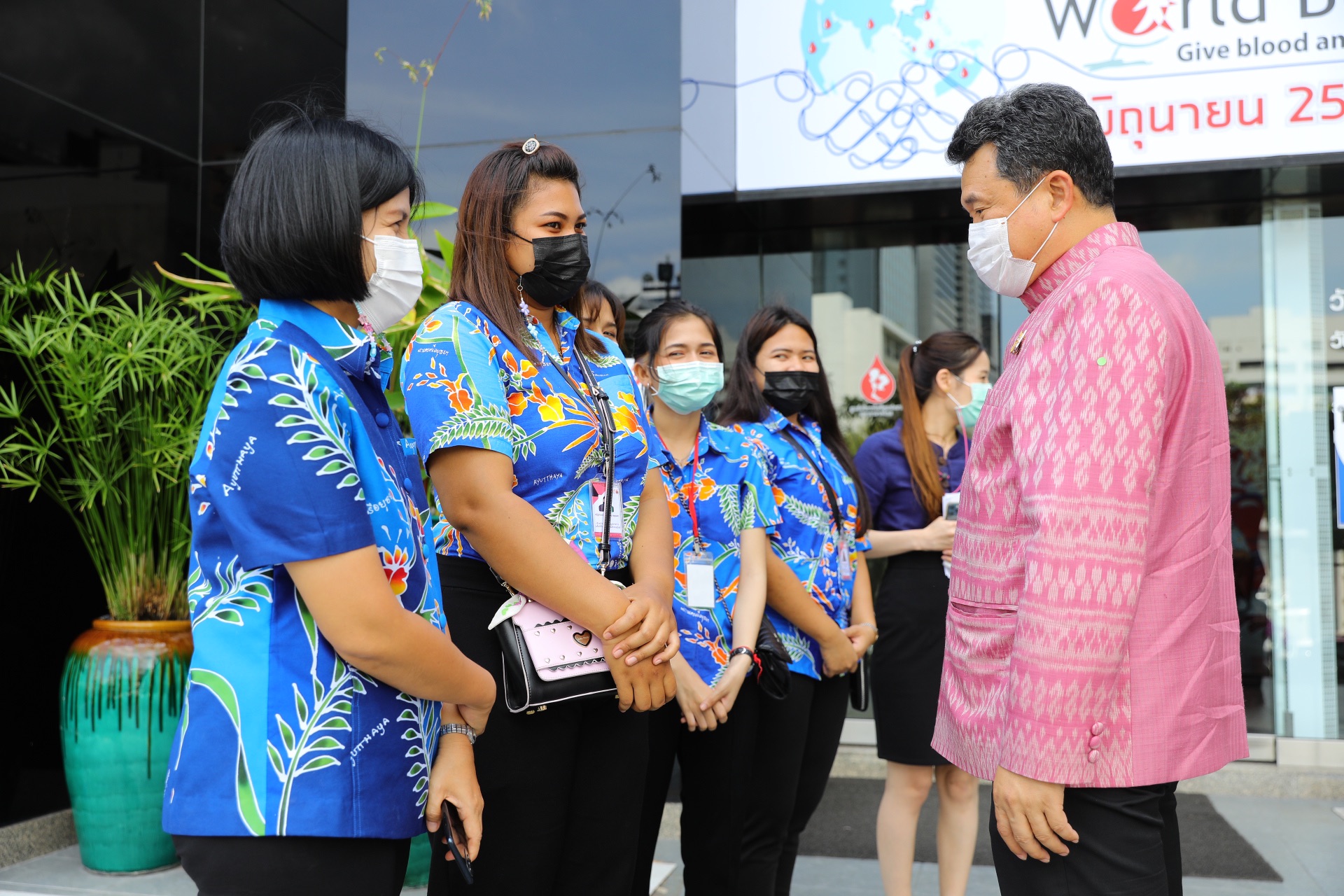 อธิบดี พช. นำข้าราชการส่วนกลาง ส่วนภูมิภาคและภาคีเครือข่าย บริจาคโลหิตให้สภากาชาดไทย เพื่อถวายเป็นพระราชกุศลเนื่องในโอกาสวันเฉลิมพระชนมพรรษา สมเด็จพระนางเจ้าสุทิดา พัชรสุธาพิมลลักษณ พระบรมราชินี และบรรเทาวิกฤติขาดเลือดช่วงโควิด-19