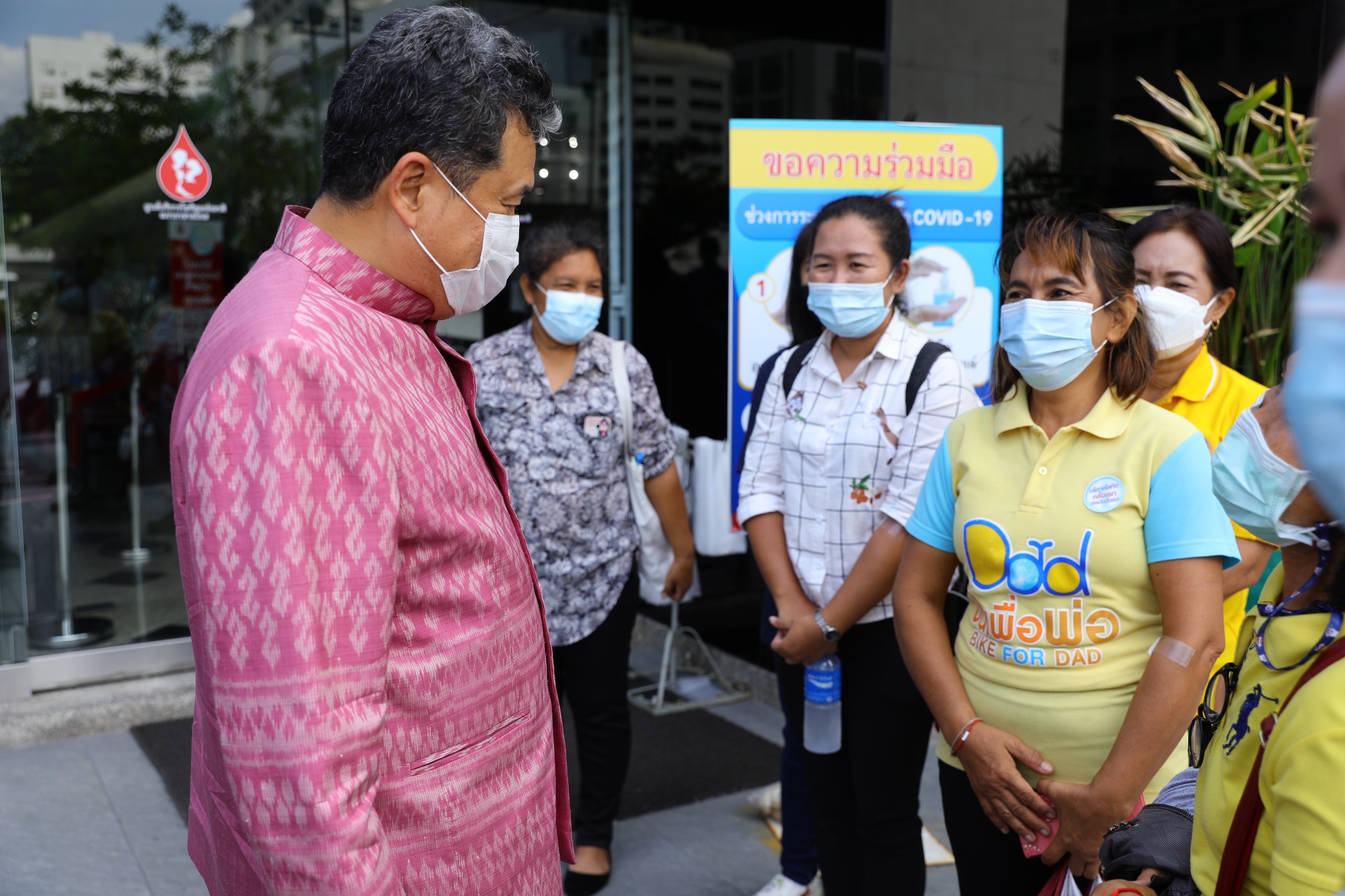 อธิบดี พช. นำข้าราชการส่วนกลาง ส่วนภูมิภาคและภาคีเครือข่าย บริจาคโลหิตให้สภากาชาดไทย เพื่อถวายเป็นพระราชกุศลเนื่องในโอกาสวันเฉลิมพระชนมพรรษา สมเด็จพระนางเจ้าสุทิดา พัชรสุธาพิมลลักษณ พระบรมราชินี และบรรเทาวิกฤติขาดเลือดช่วงโควิด-19