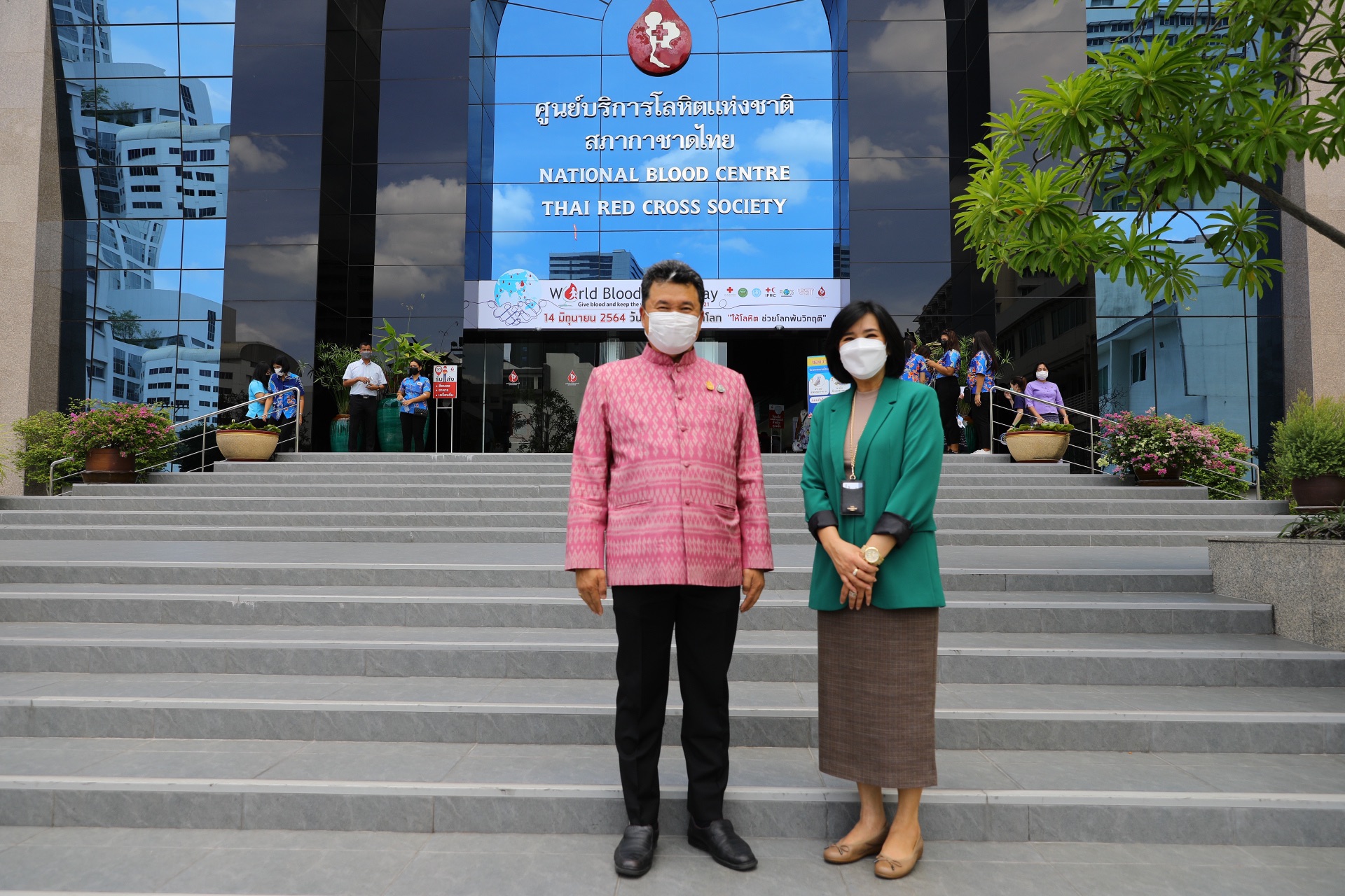 อธิบดี พช. นำข้าราชการส่วนกลาง ส่วนภูมิภาคและภาคีเครือข่าย บริจาคโลหิตให้สภากาชาดไทย เพื่อถวายเป็นพระราชกุศลเนื่องในโอกาสวันเฉลิมพระชนมพรรษา สมเด็จพระนางเจ้าสุทิดา พัชรสุธาพิมลลักษณ พระบรมราชินี และบรรเทาวิกฤติขาดเลือดช่วงโควิด-19