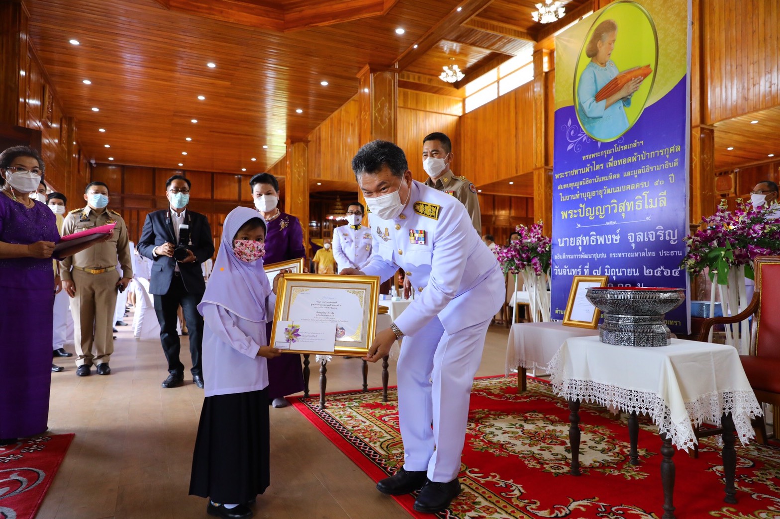 อธิบดี พช. น้อมนำพระกรุณา “กรมสมเด็จพระเทพฯ” ถวายผ้าไตรพระราชทาน ทอดผ้าป่าการกุศล วัดโพนงาม ฉะเชิงเทรา สานต่อสะพานแห่งการให้ สมทบทุนมูลนิธิอานันทมหิดล และมูลนิธิรามาธิบดี