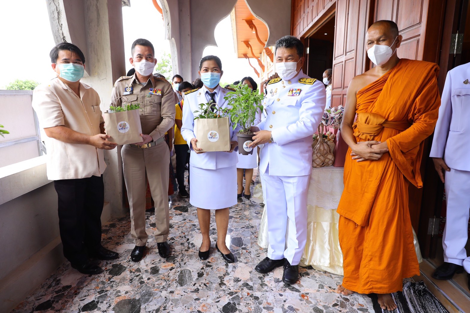 อธิบดี พช. น้อมนำพระกรุณา “กรมสมเด็จพระเทพฯ” ถวายผ้าไตรพระราชทาน ทอดผ้าป่าการกุศล วัดโพนงาม ฉะเชิงเทรา สานต่อสะพานแห่งการให้ สมทบทุนมูลนิธิอานันทมหิดล และมูลนิธิรามาธิบดี