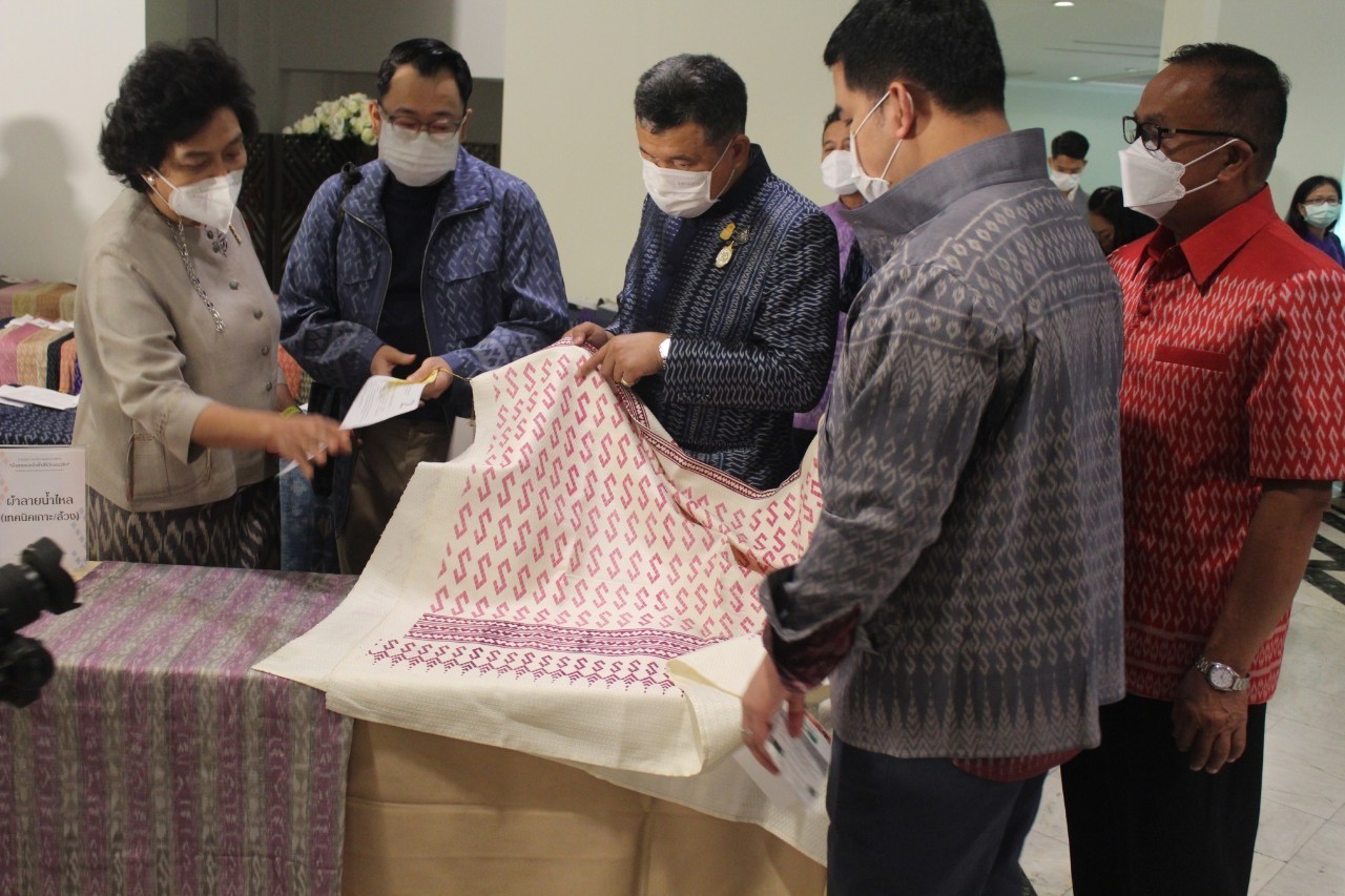 คนผ้าทั่วภาคอีสานประกวด “ผ้ามัดหมี่ลายขอเจ้าฟ้าสิริวัณณวรีฯ” พช.น้อมรับพระราชดำริสมเด็จพระเจ้าลูกเธอฯทรงมุ่งมั่นอนุรักษ์ศิลปหัตถกรรมพื้นบ้านและภูมิปัญญาไทย พร้อมคัดเลือก 75 ผ้าพื้นถิ่นที่ดีที่สุดจาก 4 ภูมิภาค มุ่งรักษามรดกงานศิลป์ล้ำค่าของแผ่นดินไทย