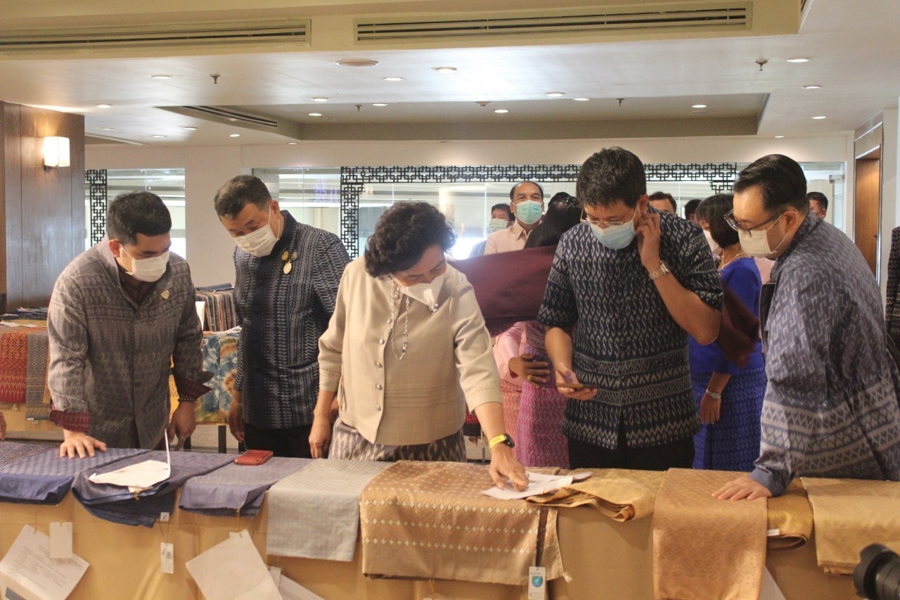 คนผ้าทั่วภาคอีสานประกวด “ผ้ามัดหมี่ลายขอเจ้าฟ้าสิริวัณณวรีฯ” พช.น้อมรับพระราชดำริสมเด็จพระเจ้าลูกเธอฯทรงมุ่งมั่นอนุรักษ์ศิลปหัตถกรรมพื้นบ้านและภูมิปัญญาไทย พร้อมคัดเลือก 75 ผ้าพื้นถิ่นที่ดีที่สุดจาก 4 ภูมิภาค มุ่งรักษามรดกงานศิลป์ล้ำค่าของแผ่นดินไทย