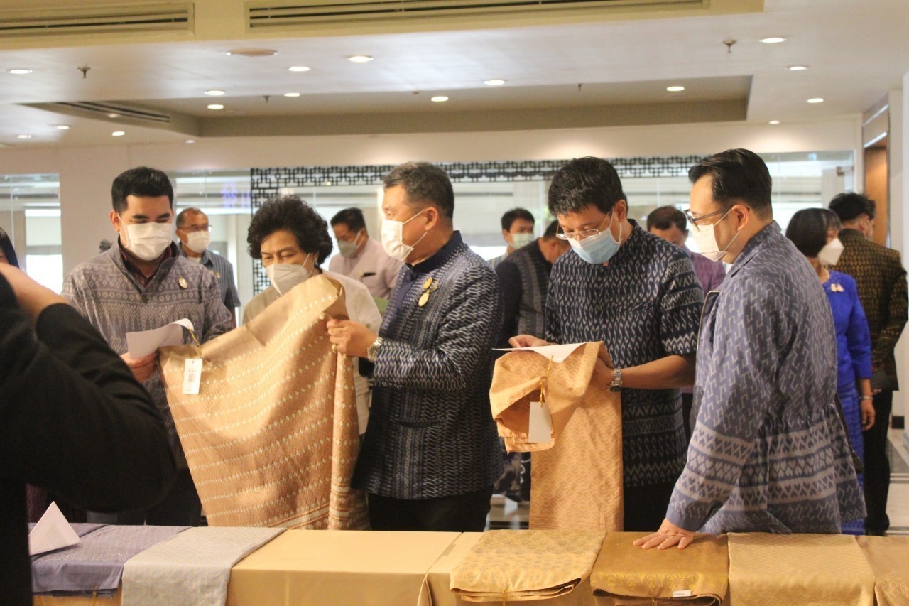 คนผ้าทั่วภาคอีสานประกวด “ผ้ามัดหมี่ลายขอเจ้าฟ้าสิริวัณณวรีฯ” พช.น้อมรับพระราชดำริสมเด็จพระเจ้าลูกเธอฯทรงมุ่งมั่นอนุรักษ์ศิลปหัตถกรรมพื้นบ้านและภูมิปัญญาไทย พร้อมคัดเลือก 75 ผ้าพื้นถิ่นที่ดีที่สุดจาก 4 ภูมิภาค มุ่งรักษามรดกงานศิลป์ล้ำค่าของแผ่นดินไทย