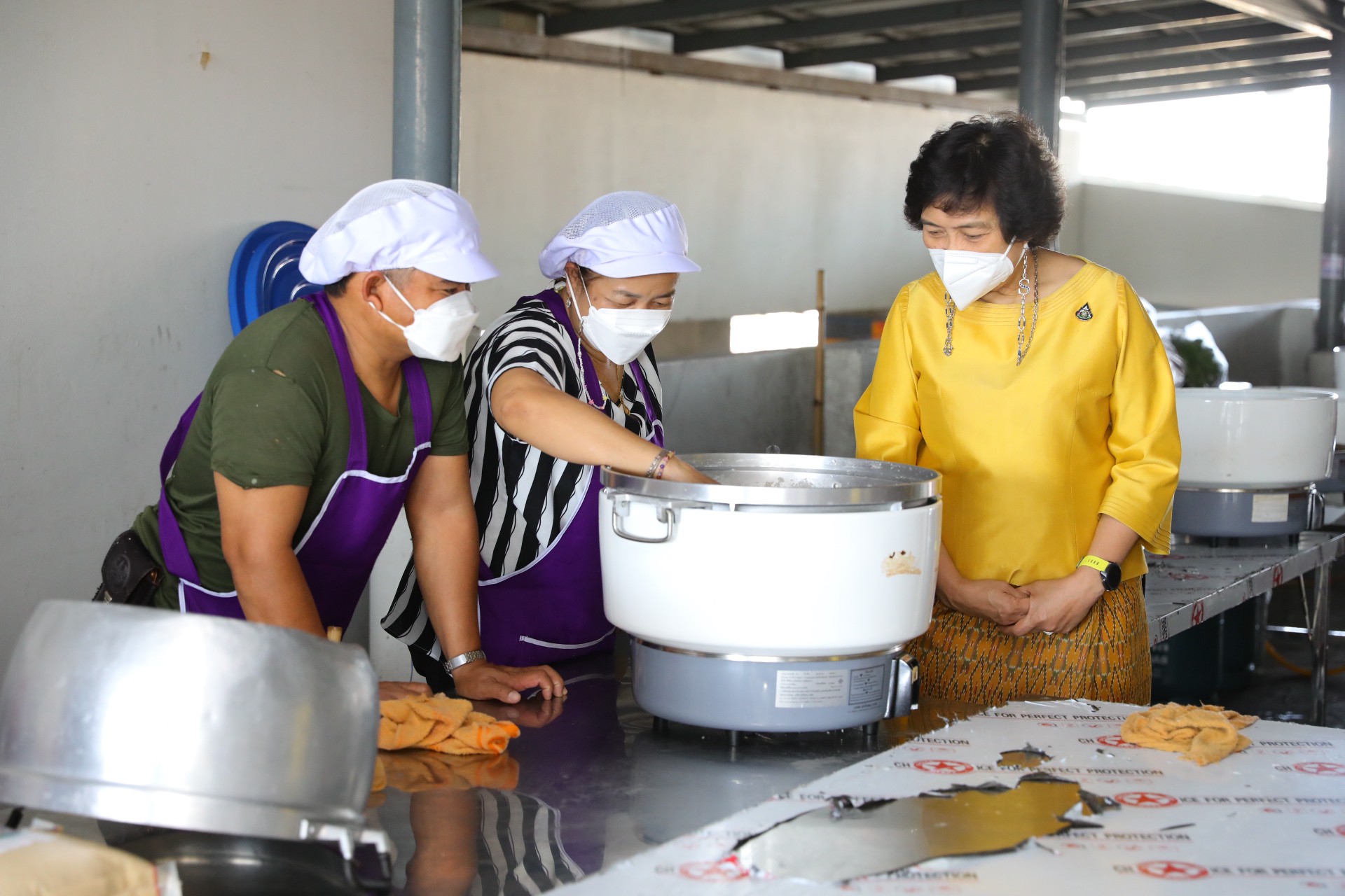 พช.ร่วมกับสภาสตรีแห่งชาติฯ จัดตั้ง “โรงครัวปันน้ำใจ สู้ภัยโควิด-19” เนื่องในโอกาสวันเฉลิมพระชนมพรรษา พระบาทสมเด็จพระวชิรเกล้าเจ้าอยู่หัว 69 พรรษา 28 กรกฎาคม 2564
