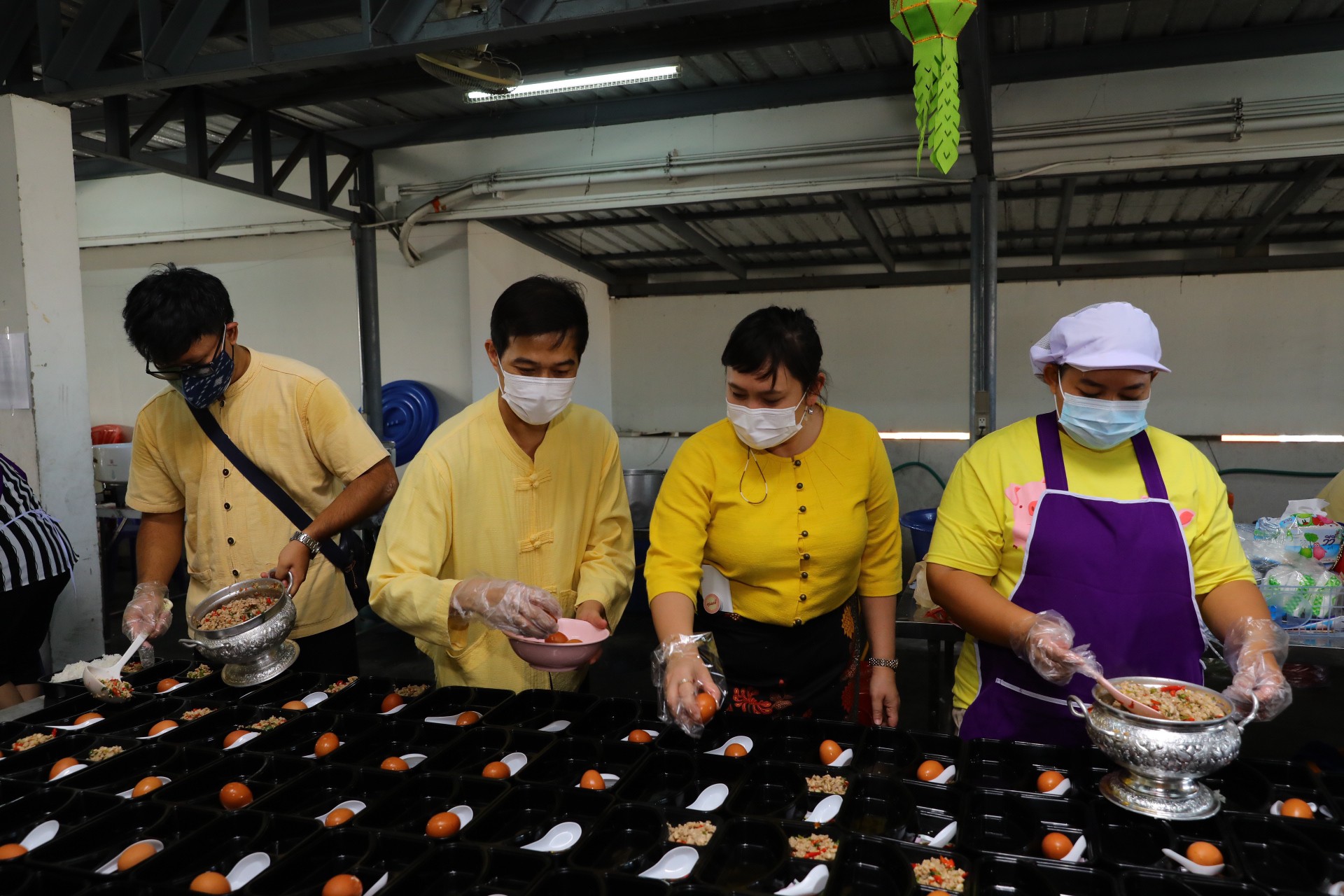 พช.ร่วมกับสภาสตรีแห่งชาติฯ จัดตั้ง “โรงครัวปันน้ำใจ สู้ภัยโควิด-19” เนื่องในโอกาสวันเฉลิมพระชนมพรรษา พระบาทสมเด็จพระวชิรเกล้าเจ้าอยู่หัว 69 พรรษา 28 กรกฎาคม 2564