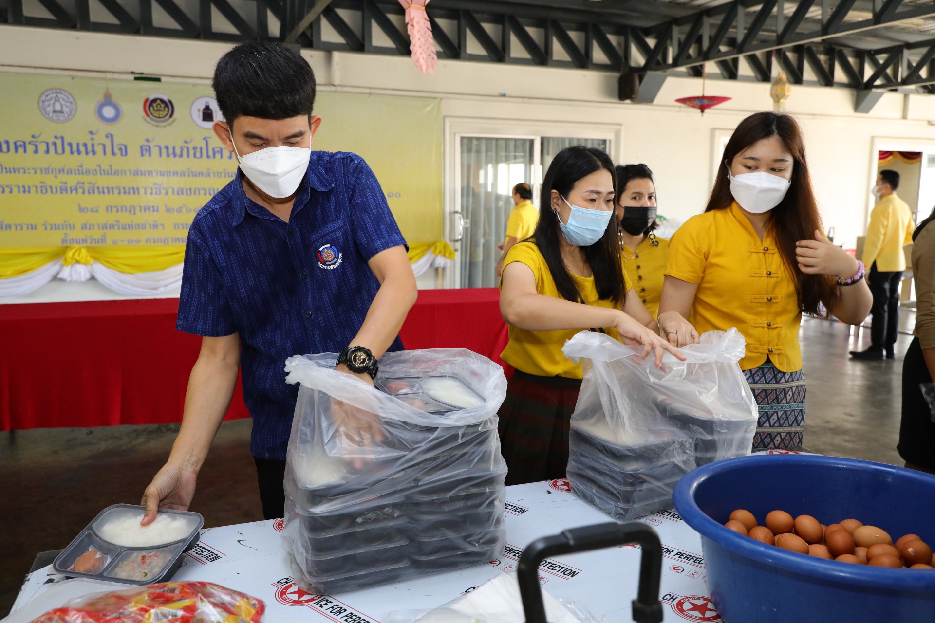 พช.ร่วมกับสภาสตรีแห่งชาติฯ จัดตั้ง “โรงครัวปันน้ำใจ สู้ภัยโควิด-19” เนื่องในโอกาสวันเฉลิมพระชนมพรรษา พระบาทสมเด็จพระวชิรเกล้าเจ้าอยู่หัว 69 พรรษา 28 กรกฎาคม 2564