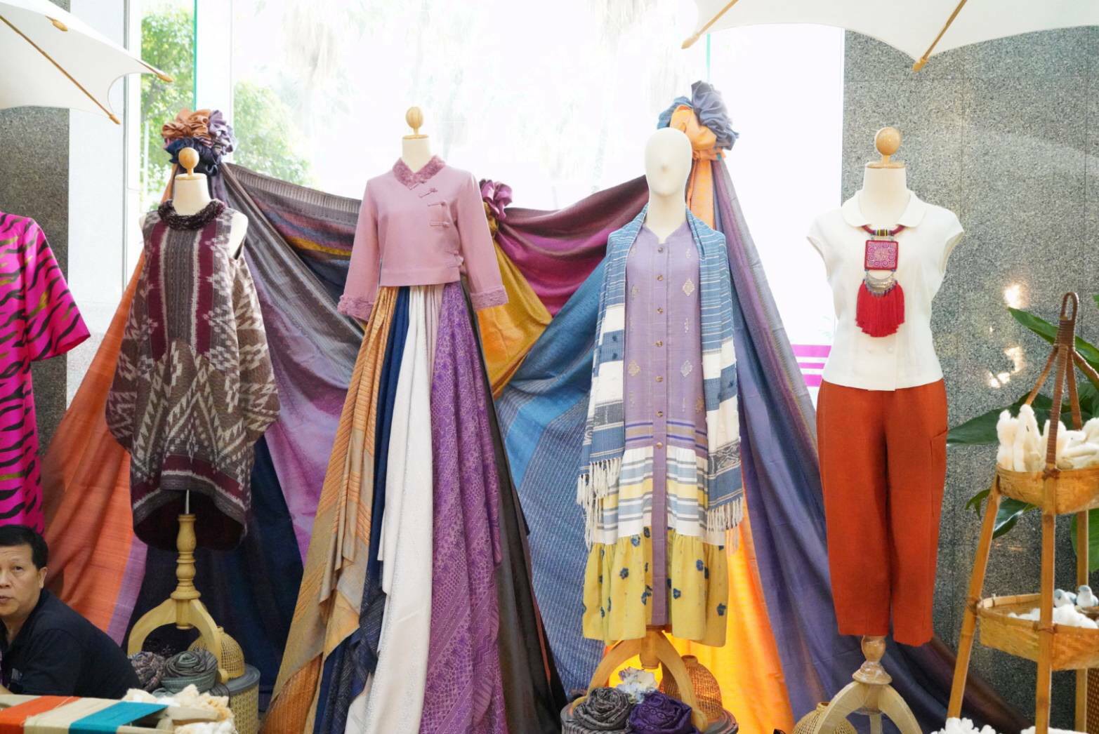 อธิบดีพช.ผนึกกำลังกับ “Lazada” เชิญชวนผู้ผลิต ผู้ประกอบการ OTOP จำหน่ายสินค้าบนแพลตฟอร์ม พร้อมยกระดับการช้อปปิ้งผ่านออนไลน์ สร้างรายได้ สู้วิกฤตโควิด-19