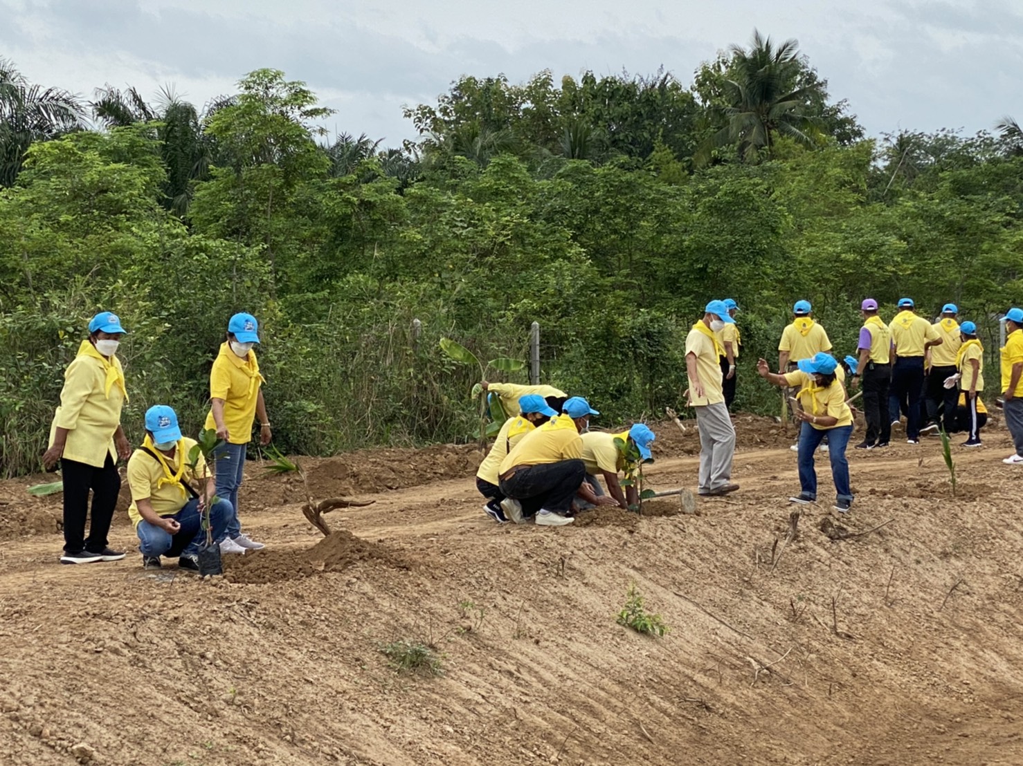 พช. ทั่วประเทศพร้อมใจจัดกิจกรรม“จิตอาสาพัฒนาชุมชนเอามื้อสามัคคี” เนื่องในโอกาสมหามงคลเฉลิมพระชนมพรรษา พระบาทสมเด็จพระปรเมนทรรามาธิบดีศรีสินทรมหาวชิราลงกรณ พระวชิรเกล้าเจ้าอยู่หัว 28 กรกฎาคม 2564