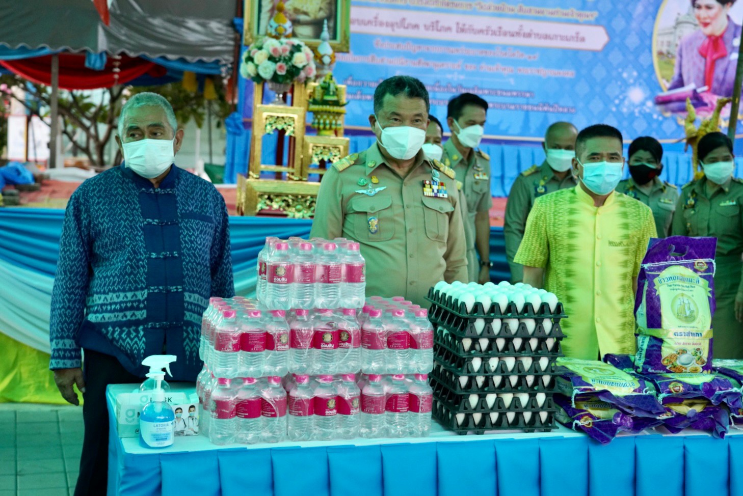 พช. – วัดปรมัยยิกาวาส ร้อยใจถวายความดี “สมเด็จพระบรมราชชนนีพันปีหลวง” มอบความห่วงใย ชาวเกาะเกร็ด รวมพลังปันสุข คลายทุกข์โควิด-19