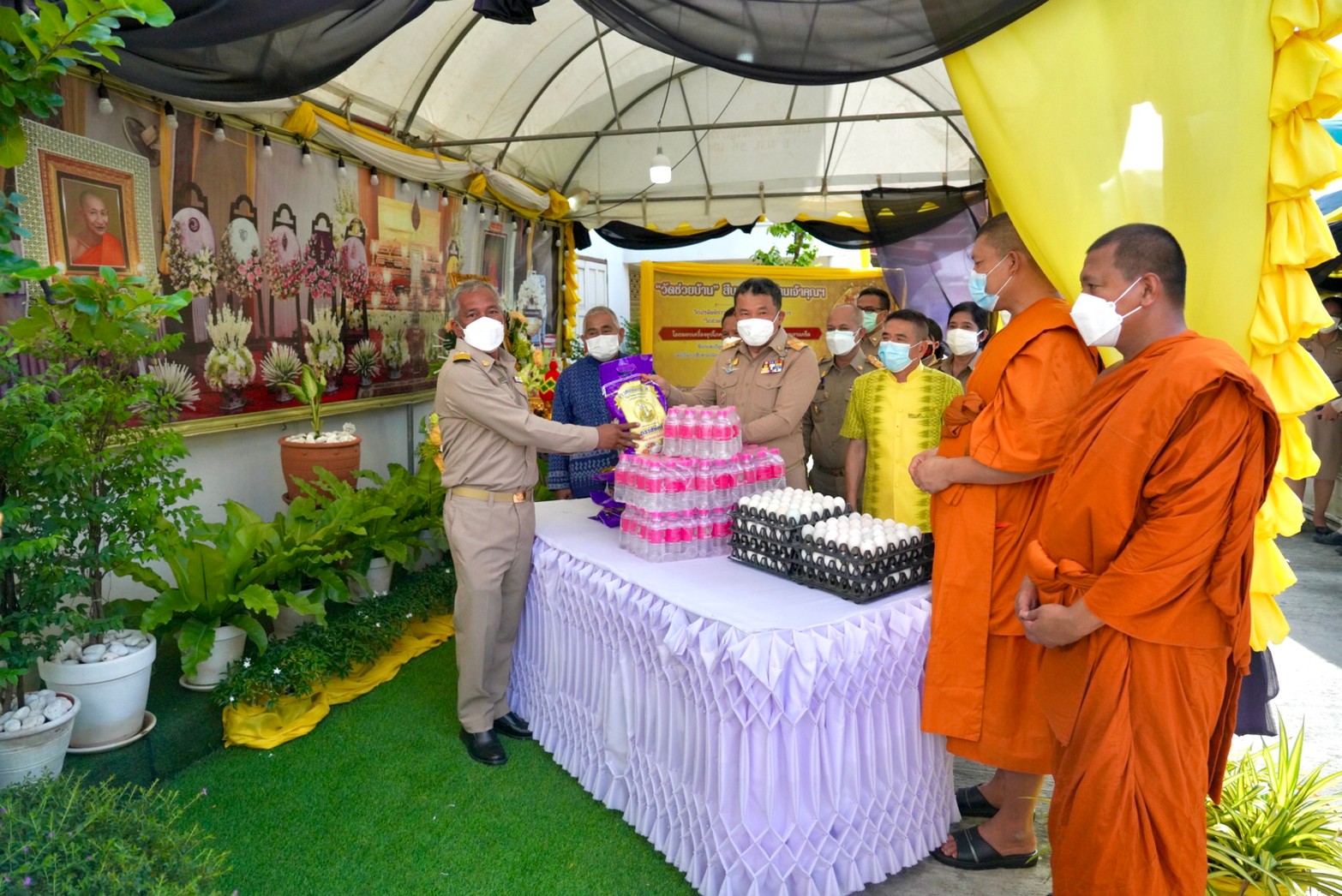 พช. – วัดปรมัยยิกาวาส ร้อยใจถวายความดี “สมเด็จพระบรมราชชนนีพันปีหลวง” มอบความห่วงใย ชาวเกาะเกร็ด รวมพลังปันสุข คลายทุกข์โควิด-19