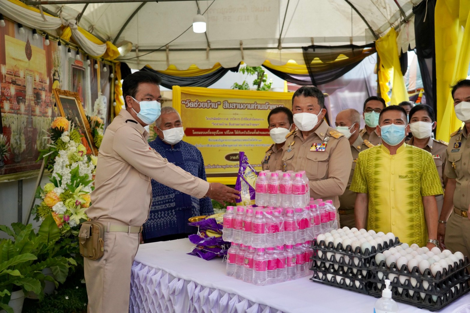 พช. – วัดปรมัยยิกาวาส ร้อยใจถวายความดี “สมเด็จพระบรมราชชนนีพันปีหลวง” มอบความห่วงใย ชาวเกาะเกร็ด รวมพลังปันสุข คลายทุกข์โควิด-19