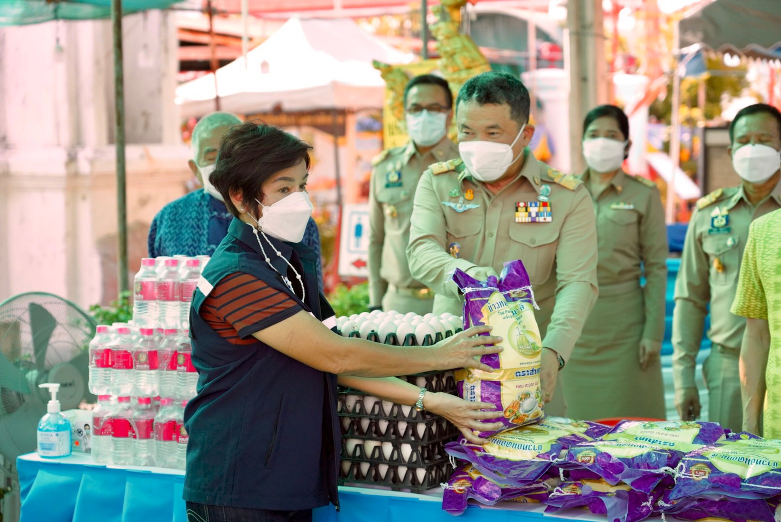 พช. – วัดปรมัยยิกาวาส ร้อยใจถวายความดี “สมเด็จพระบรมราชชนนีพันปีหลวง” มอบความห่วงใย ชาวเกาะเกร็ด รวมพลังปันสุข คลายทุกข์โควิด-19