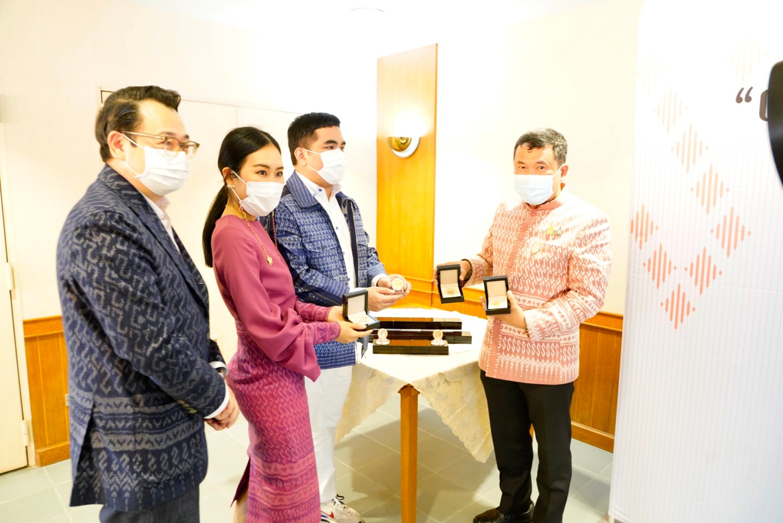 พช. สุดปลื้มปิติ! เผยโฉมเหรียญรางวัลพระราชทาน ประกวด “ผ้าลายขอเจ้าฟ้าสิริวัณณวรีฯ” เกียรติยศแห่งความสำเร็จและความภาคภูมิใจ สรรพศิลป์ผ้าไทยก้าวไกลสู่สากล