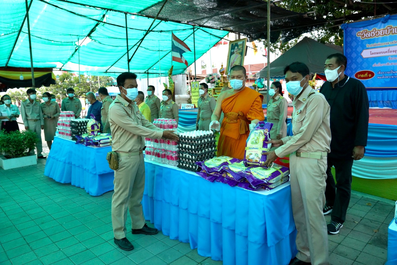 พช. – วัดปรมัยยิกาวาส ร้อยใจถวายความดี “สมเด็จพระบรมราชชนนีพันปีหลวง” มอบความห่วงใย ชาวเกาะเกร็ด รวมพลังปันสุข คลายทุกข์โควิด-19