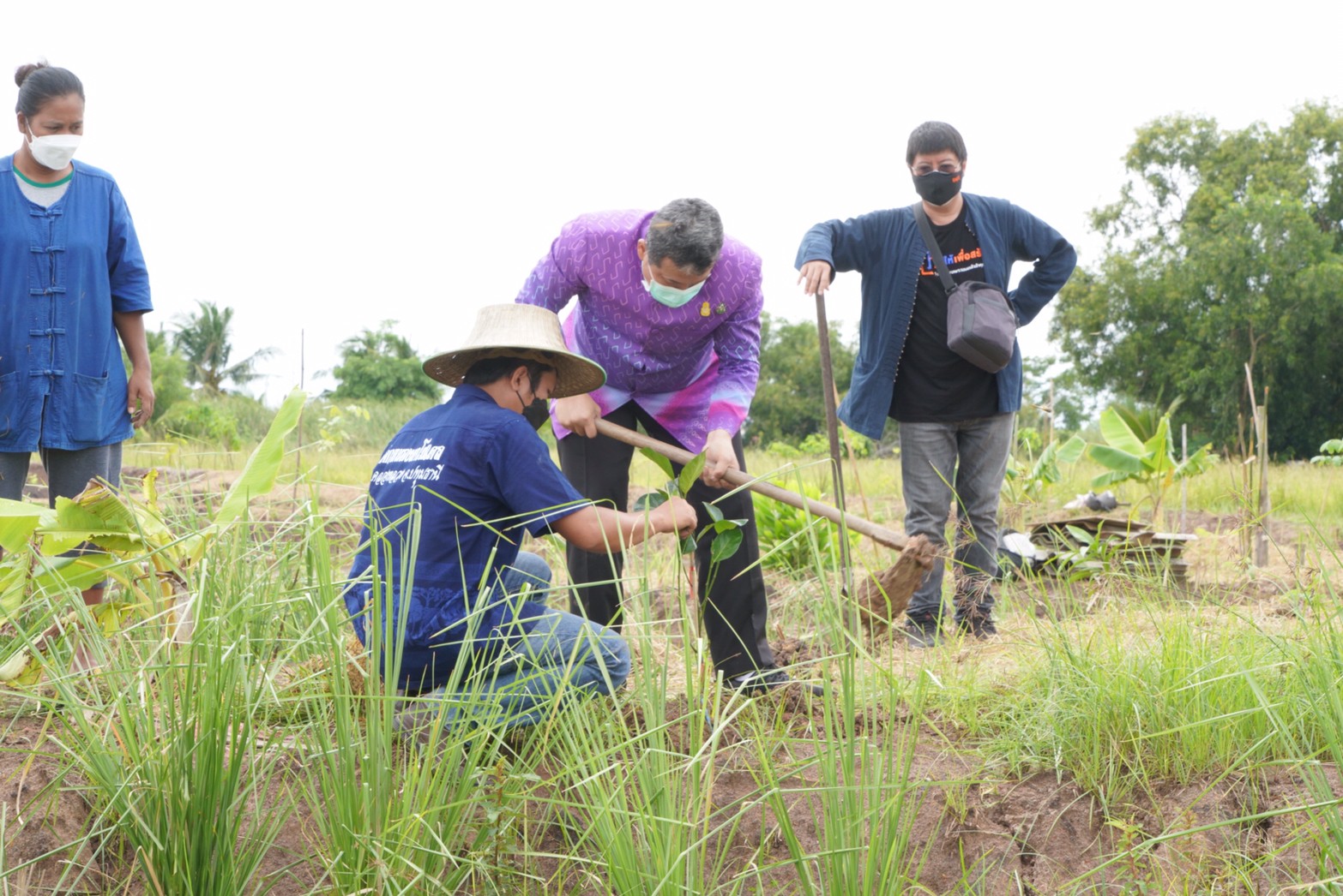 อธิบดี พช. ลงพื้นที่ตรวจเยี่ยม“โคก หนอง นา พช.” อำเภอคลองหลวง ต้นแบบการพัฒนาคุณภาพชีวิต