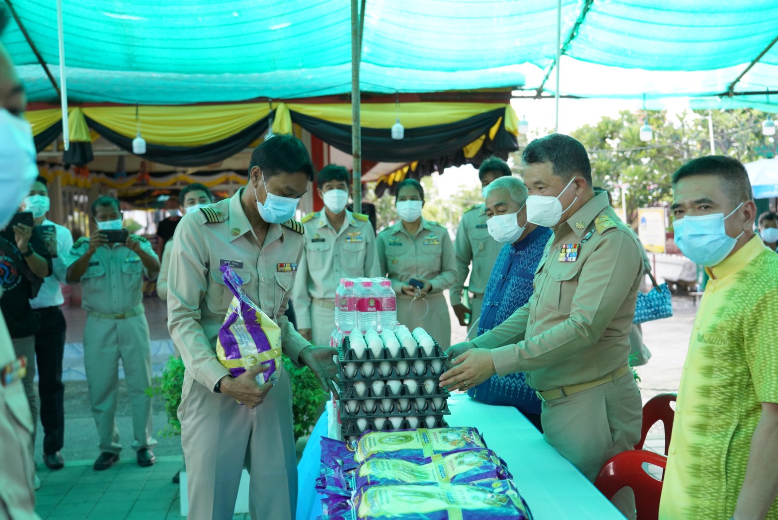 พช. – วัดปรมัยยิกาวาส ร้อยใจถวายความดี “สมเด็จพระบรมราชชนนีพันปีหลวง” มอบความห่วงใย ชาวเกาะเกร็ด รวมพลังปันสุข คลายทุกข์โควิด-19