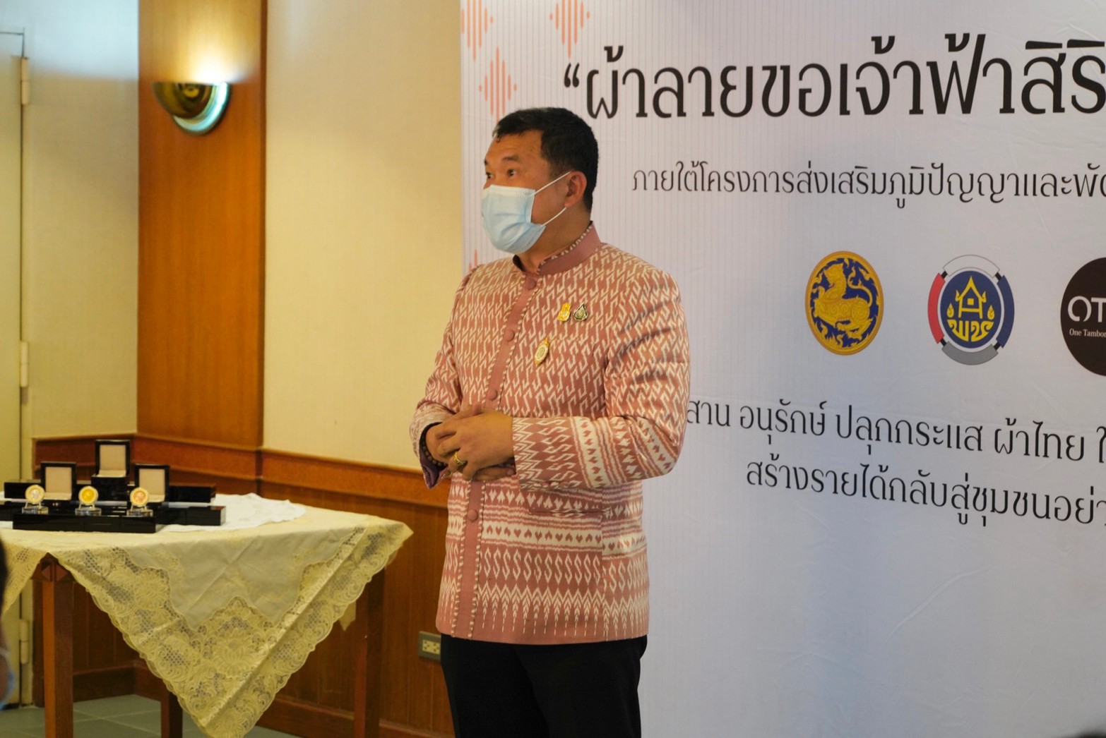 พช. สุดปลื้มปิติ! เผยโฉมเหรียญรางวัลพระราชทาน ประกวด “ผ้าลายขอเจ้าฟ้าสิริวัณณวรีฯ” เกียรติยศแห่งความสำเร็จและความภาคภูมิใจ สรรพศิลป์ผ้าไทยก้าวไกลสู่สากล