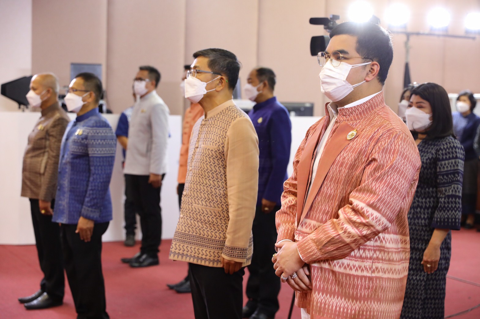 พช. สนองพระปณิธาน เจ้าฟ้าสิริวัณณวรี ฯ กระทำพิธีมอบลายผ้าพระราชทานผ้าบาติกลาย สุดงดงามสื่อวิถีเสน่ห์แดนใต้ สานต่อปณิธานหัตถศิลป์ล้ำค่า  “พระบรมราชชนนีพันปีหลวง”