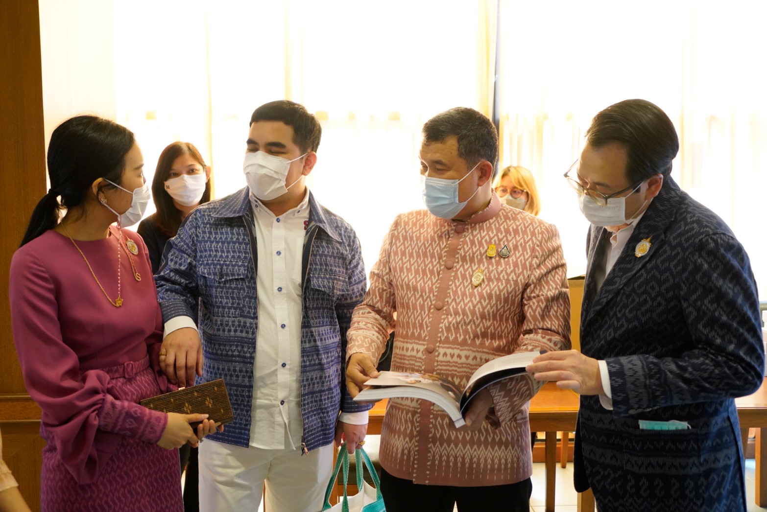 พช. สุดปลื้มปิติ! เผยโฉมเหรียญรางวัลพระราชทาน ประกวด “ผ้าลายขอเจ้าฟ้าสิริวัณณวรีฯ” เกียรติยศแห่งความสำเร็จและความภาคภูมิใจ สรรพศิลป์ผ้าไทยก้าวไกลสู่สากล