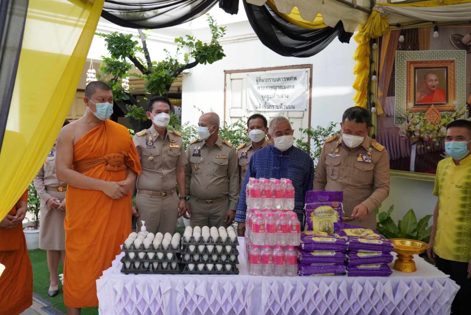 พช. – วัดปรมัยยิกาวาส ร้อยใจถวายความดี “สมเด็จพระบรมราชชนนีพันปีหลวง” มอบความห่วงใย ชาวเกาะเกร็ด รวมพลังปันสุข คลายทุกข์โควิด-19