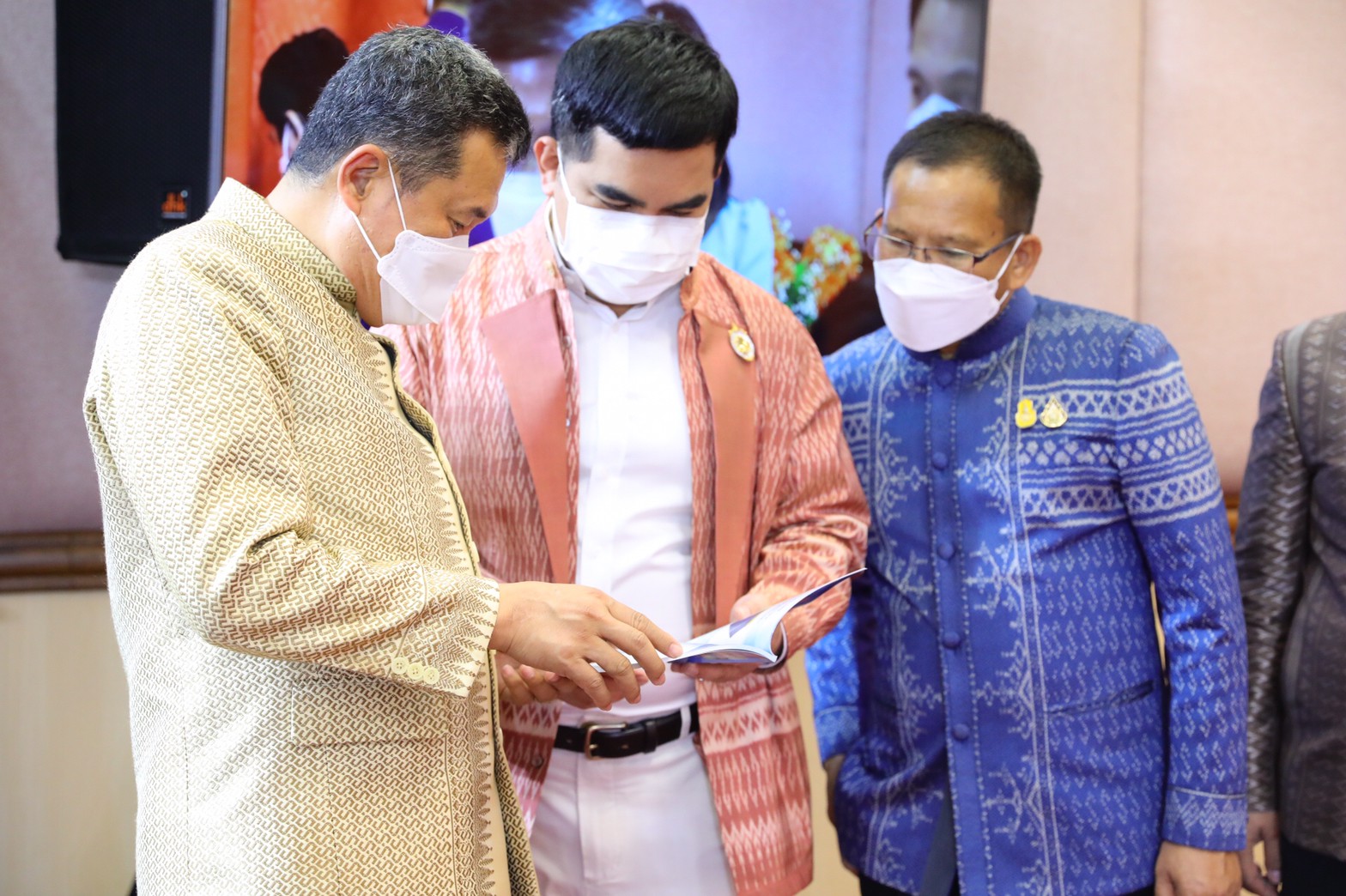 พช. สนองพระปณิธาน เจ้าฟ้าสิริวัณณวรี ฯ กระทำพิธีมอบลายผ้าพระราชทานผ้าบาติกลาย สุดงดงามสื่อวิถีเสน่ห์แดนใต้ สานต่อปณิธานหัตถศิลป์ล้ำค่า  “พระบรมราชชนนีพันปีหลวง”