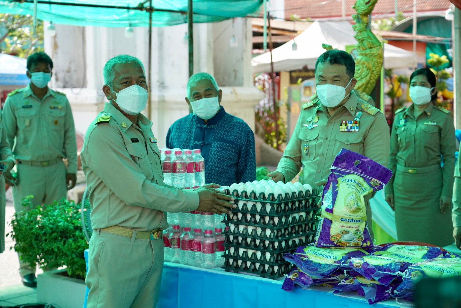 พช. – วัดปรมัยยิกาวาส ร้อยใจถวายความดี “สมเด็จพระบรมราชชนนีพันปีหลวง” มอบความห่วงใย ชาวเกาะเกร็ด รวมพลังปันสุข คลายทุกข์โควิด-19