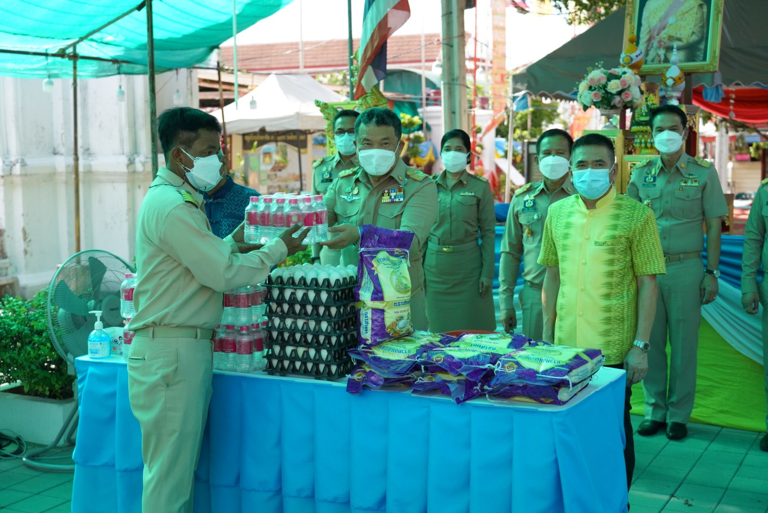 พช. – วัดปรมัยยิกาวาส ร้อยใจถวายความดี “สมเด็จพระบรมราชชนนีพันปีหลวง” มอบความห่วงใย ชาวเกาะเกร็ด รวมพลังปันสุข คลายทุกข์โควิด-19