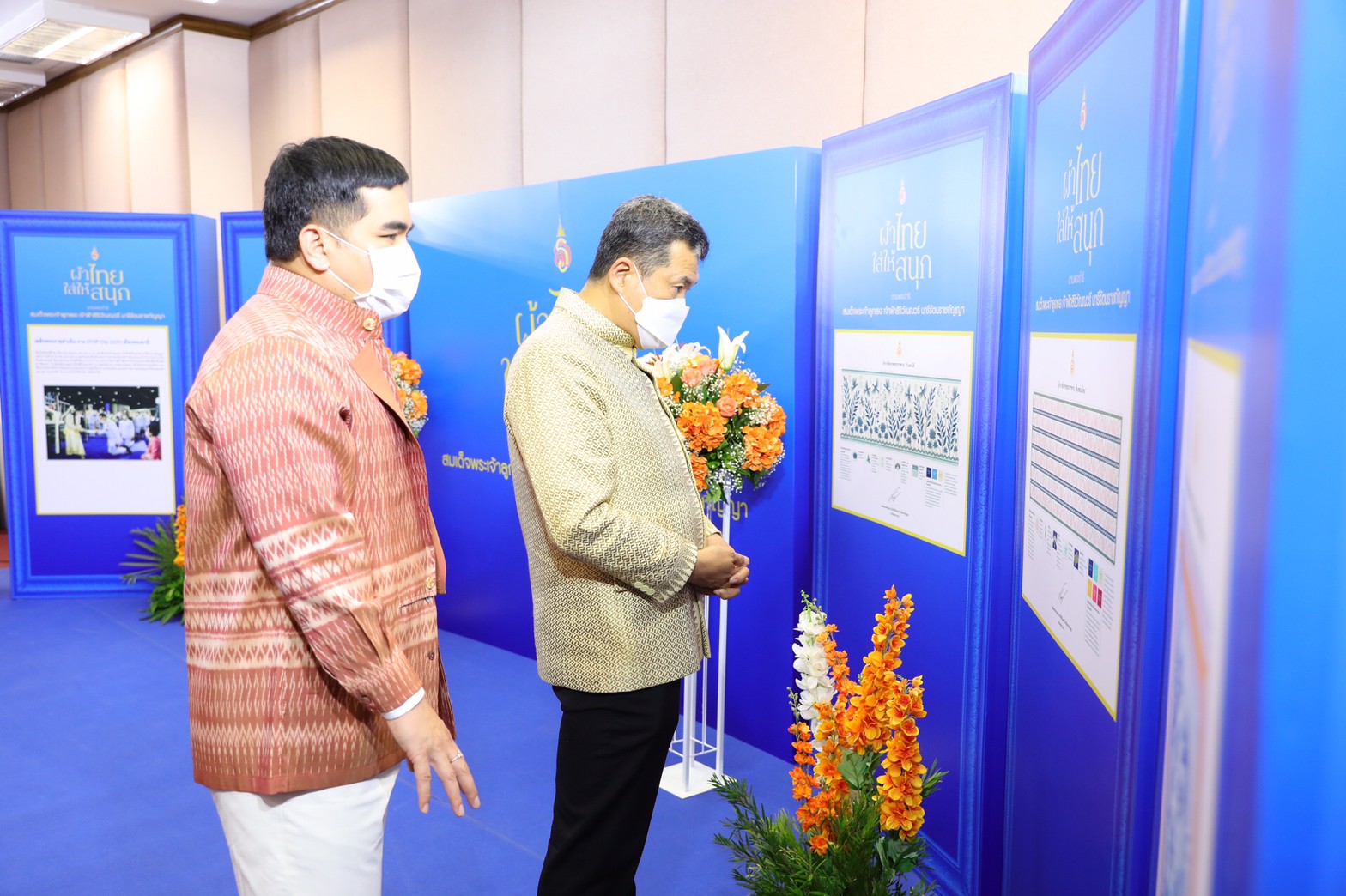 พช. สนองพระปณิธาน เจ้าฟ้าสิริวัณณวรี ฯ กระทำพิธีมอบลายผ้าพระราชทานผ้าบาติกลาย สุดงดงามสื่อวิถีเสน่ห์แดนใต้ สานต่อปณิธานหัตถศิลป์ล้ำค่า  “พระบรมราชชนนีพันปีหลวง”