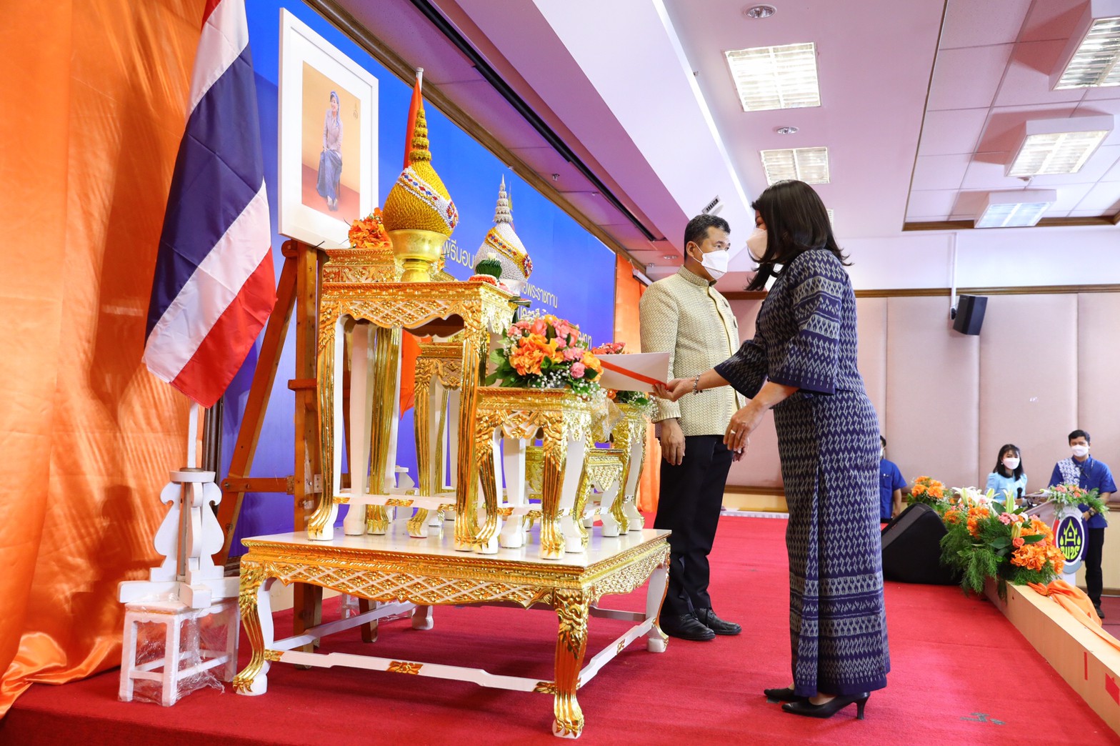 พช. สนองพระปณิธาน เจ้าฟ้าสิริวัณณวรี ฯ กระทำพิธีมอบลายผ้าพระราชทานผ้าบาติกลาย สุดงดงามสื่อวิถีเสน่ห์แดนใต้ สานต่อปณิธานหัตถศิลป์ล้ำค่า  “พระบรมราชชนนีพันปีหลวง”