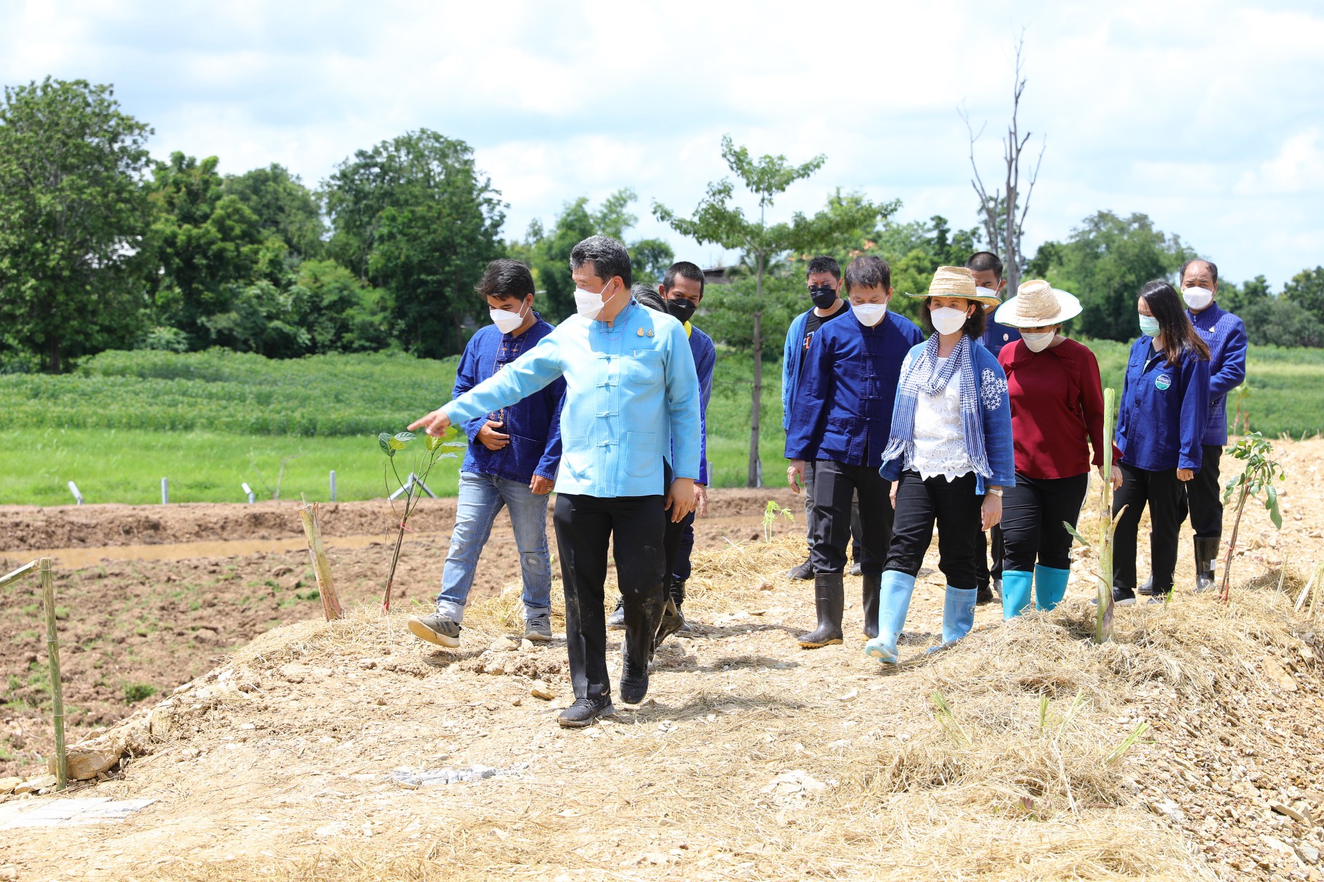 อธิบดี พช. เยี่ยมชมต้นแบบความสำเร็จการพัฒนาคุณภาพชีวิตตามหลักทฤษฎีใหม่ประยุกต์สู่ “โคก หนอง นา พช.” ด้วยพลัง “บวร” เพื่อพลิกฟื้นความยั่งยืนสู่ชุมชน