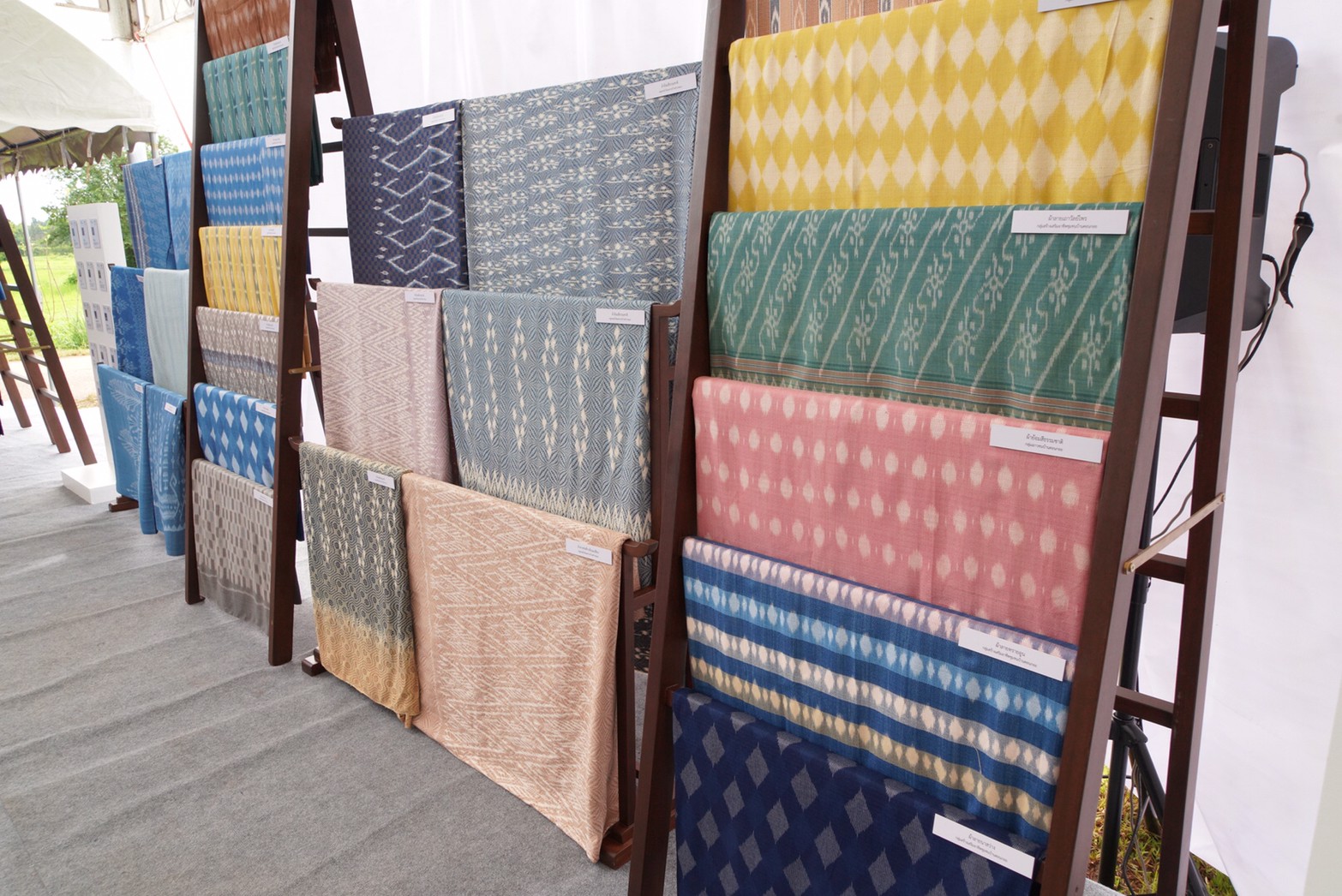 สมเด็จพระเจ้าลูกเธอ เจ้าฟ้าสิริวัณณวรีฯ พระราชทานกี่ทอผ้า เป็นปฐมฤกษ์ให้กับกลุ่มทอผ้าบ้านดอนกอย เพื่อสืบสาน รักษา ต่อยอด ในการอนุรักษ์ภูมิปัญญาผ้าไทย