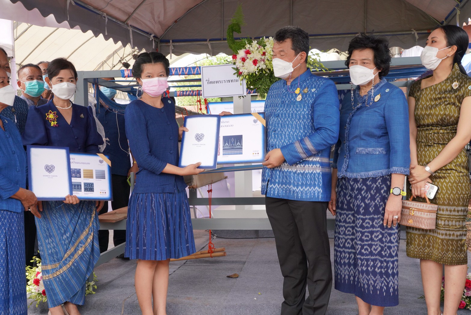 สมเด็จพระเจ้าลูกเธอ เจ้าฟ้าสิริวัณณวรีฯ พระราชทานกี่ทอผ้า เป็นปฐมฤกษ์ให้กับกลุ่มทอผ้าบ้านดอนกอย เพื่อสืบสาน รักษา ต่อยอด ในการอนุรักษ์ภูมิปัญญาผ้าไทย