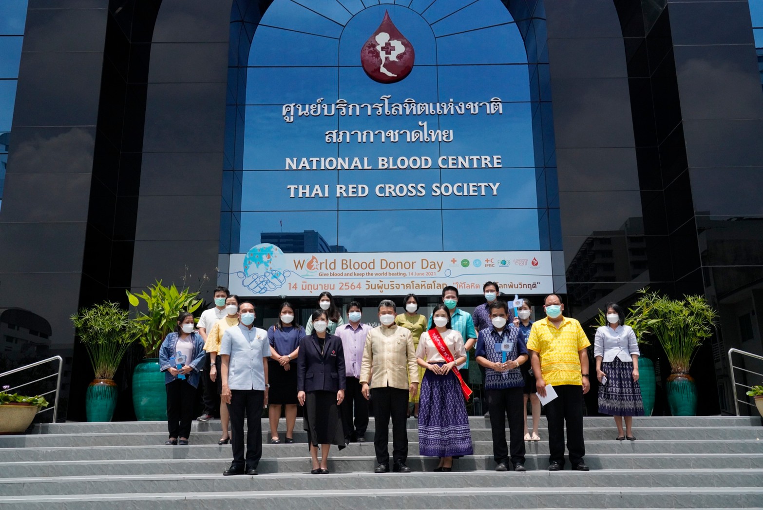 อธิบดี พช.นำข้าราชการในสังกัด พช. บริจาคโลหิตให้สภากาชาดไทย เพื่อถวายเป็นพระราชกุศล เนื่องในโอกาสวันเฉลิมพระชนมพรรษา สมเด็จพระนางเจ้าสุทิดา พัชรสุธาพิมลลักษณ พระบรมราชินี และบรรเทาวิกฤติขาดเลือดช่วงโควิด-19