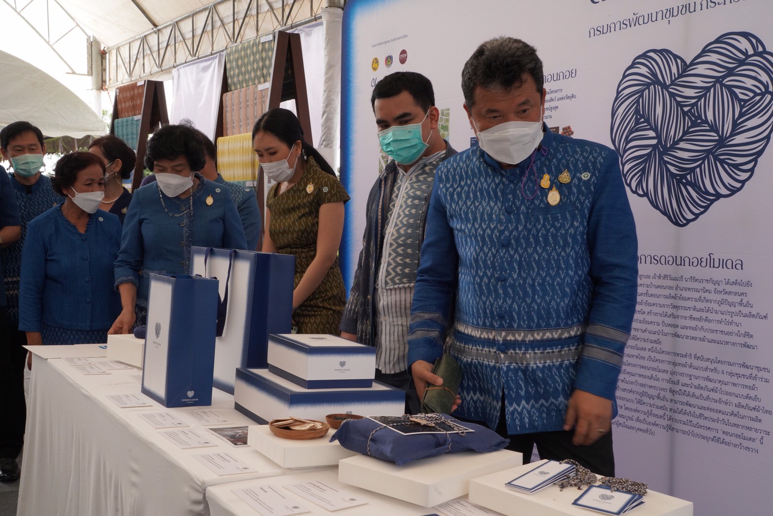 สมเด็จพระเจ้าลูกเธอ เจ้าฟ้าสิริวัณณวรีฯ พระราชทานกี่ทอผ้า เป็นปฐมฤกษ์ให้กับกลุ่มทอผ้าบ้านดอนกอย เพื่อสืบสาน รักษา ต่อยอด ในการอนุรักษ์ภูมิปัญญาผ้าไทย