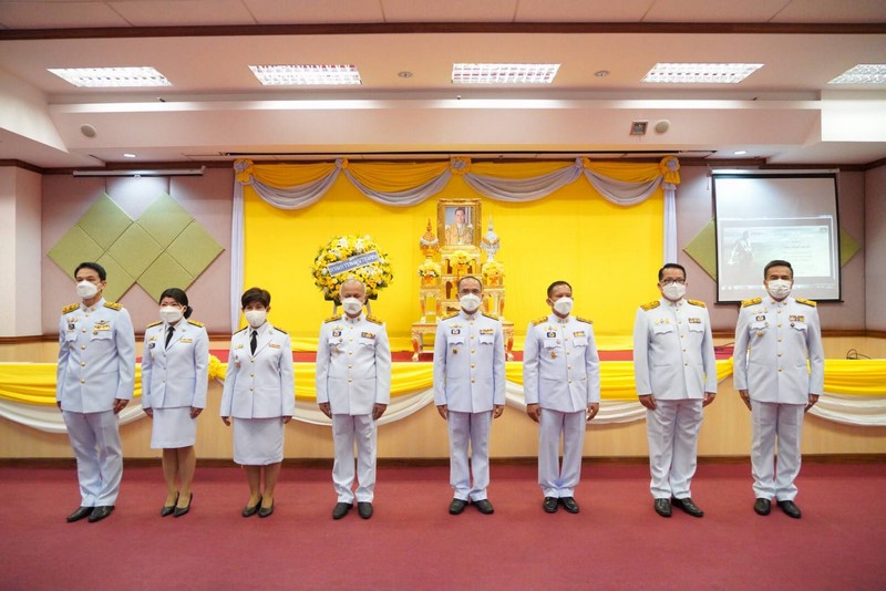 อธิบดี พช. นำคณะผู้บริหาร ข้าราชการ และบุคลากร วางพวงมาลาและถวายบังคม เนื่องในวันคล้ายวันสวรรคตพระบาทสมเด็จพระบรมชนกาธิเบศร มหาภูมิพลอดุลยเดชมหาราช บรมนาถบพิตร