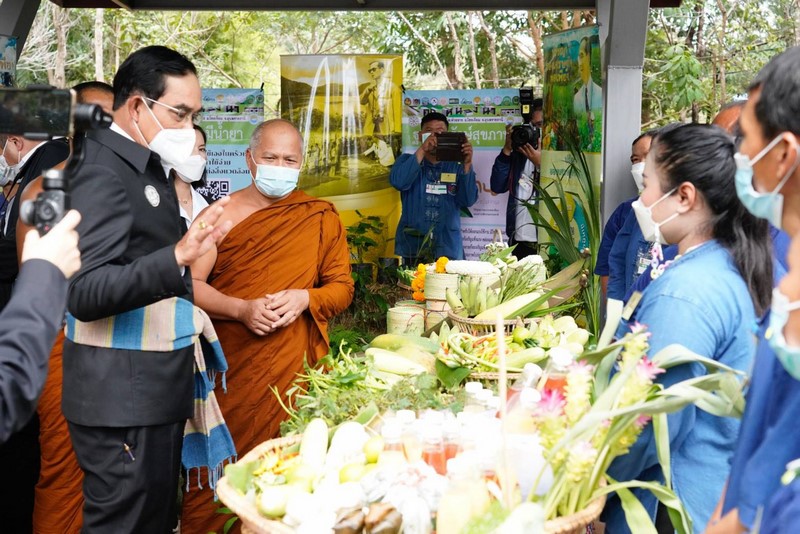 อธิบดี พช. ต้อนรับนายกรัฐมนตรี ลงพื้นที่ตรวจราชการ ศูนย์การเรียนรู้ต้นแบบ “โคก หนอง นา” ในการพัฒนาคุณภาพชีวิต บนพื้นฐานแห่งความพอเพียง ณ วัดป่าศรีแสงธรรม