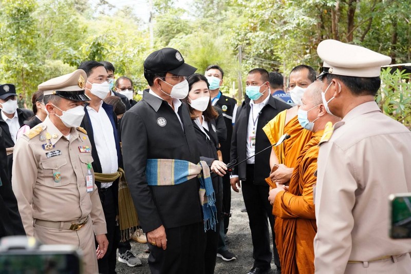 อธิบดี พช. ต้อนรับนายกรัฐมนตรี ลงพื้นที่ตรวจราชการ ศูนย์การเรียนรู้ต้นแบบ “โคก หนอง นา” ในการพัฒนาคุณภาพชีวิต บนพื้นฐานแห่งความพอเพียง ณ วัดป่าศรีแสงธรรม