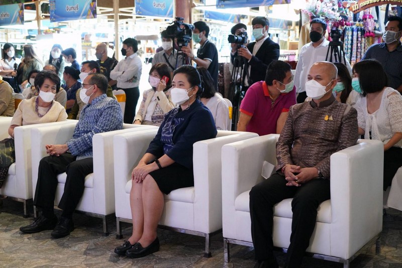 กรมการพัฒนาชุมชน เปิดงาน OTOP MIDYEAR 2021 ผนึกกำลังภาคเอกชน-ห้างค้าปลีก เปิดพื้นที่จำหน่ายสินค้า OTOP มากกว่า 200 ร้านค้า ตั้งแต่วันที่ 25 – 31 ตุลาคม 2564 ณ ไอคอนสยาม พร้อมชวนช้อปแบบวิถีใหม่ New normal ผ่านแพลตฟอร์มออนไลน์ กระจายรายได้สู่ชุมชน กระตุ้นเศรษฐกิจของประเทศ